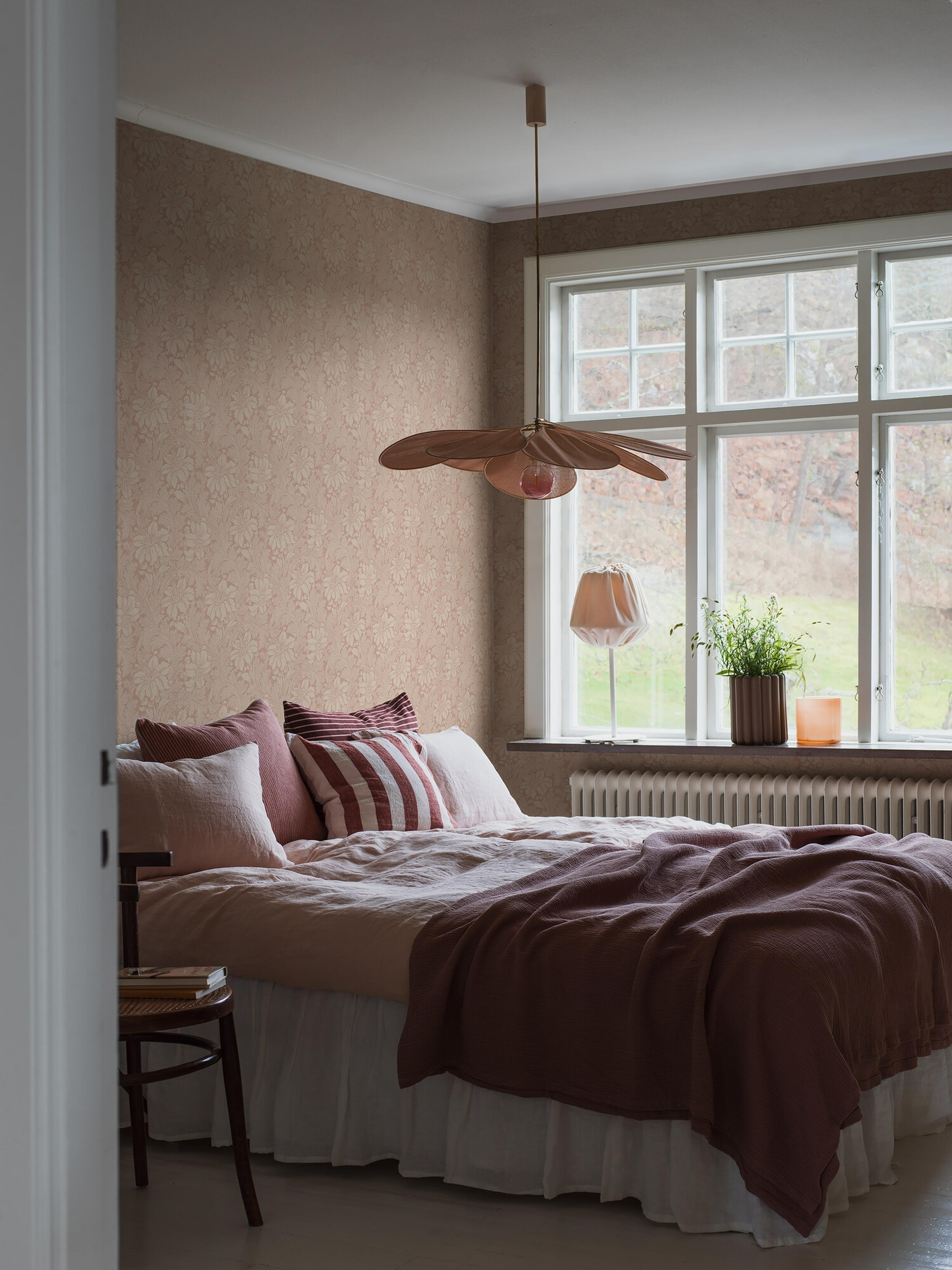 Acanthus storblommig, beige/dovt rosa tapet med blommigt mönster i rosa. Från kollektionen Vårt Arkiv. Nonwoven-material med rak passning.