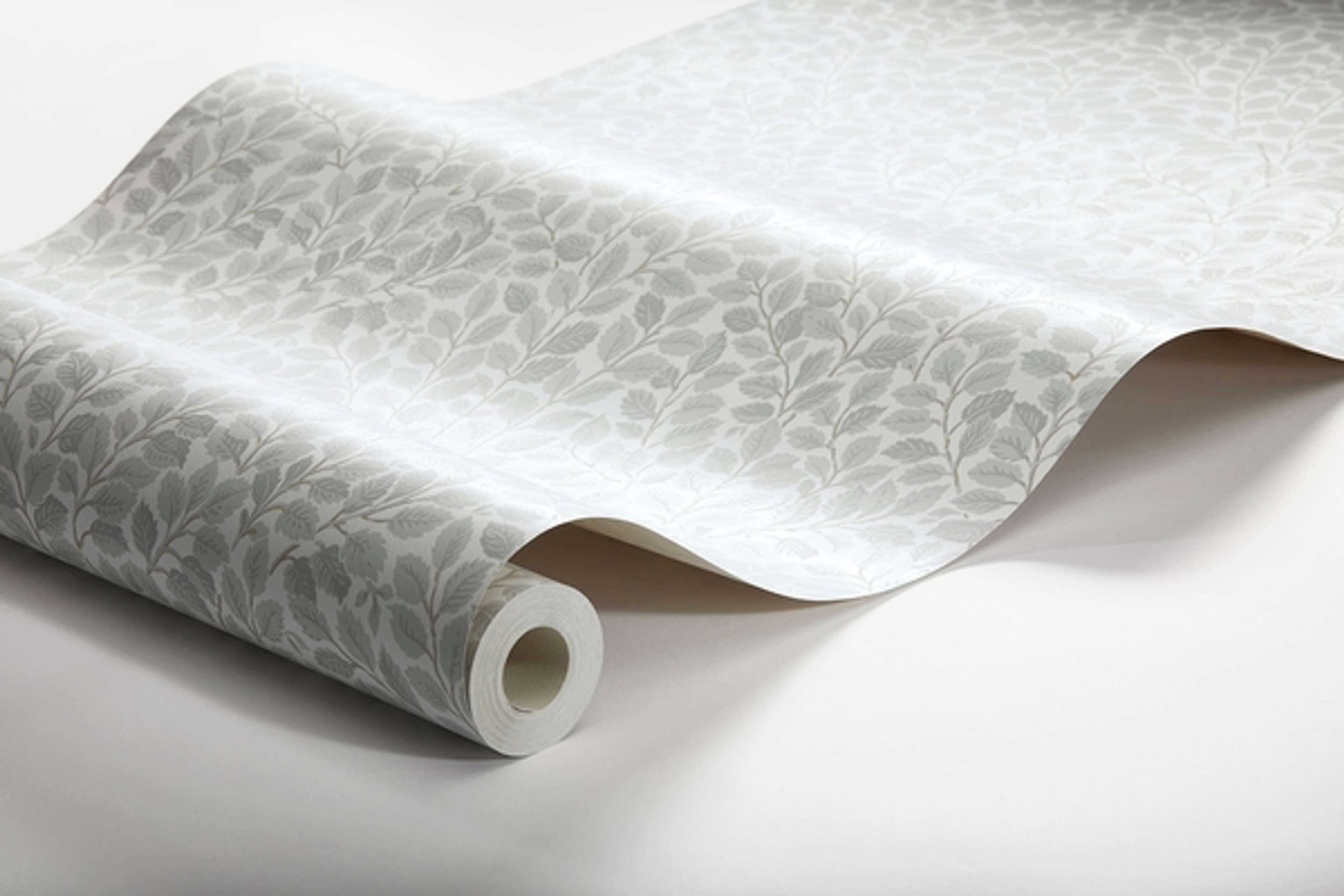Hazel småbladig, grå/beige tapet från Boråstapeter med botaniskt mönster i grå och beige. Från kollektionen Falsterbo III. Nonwoven-material med rak passning. Country, city-stil.