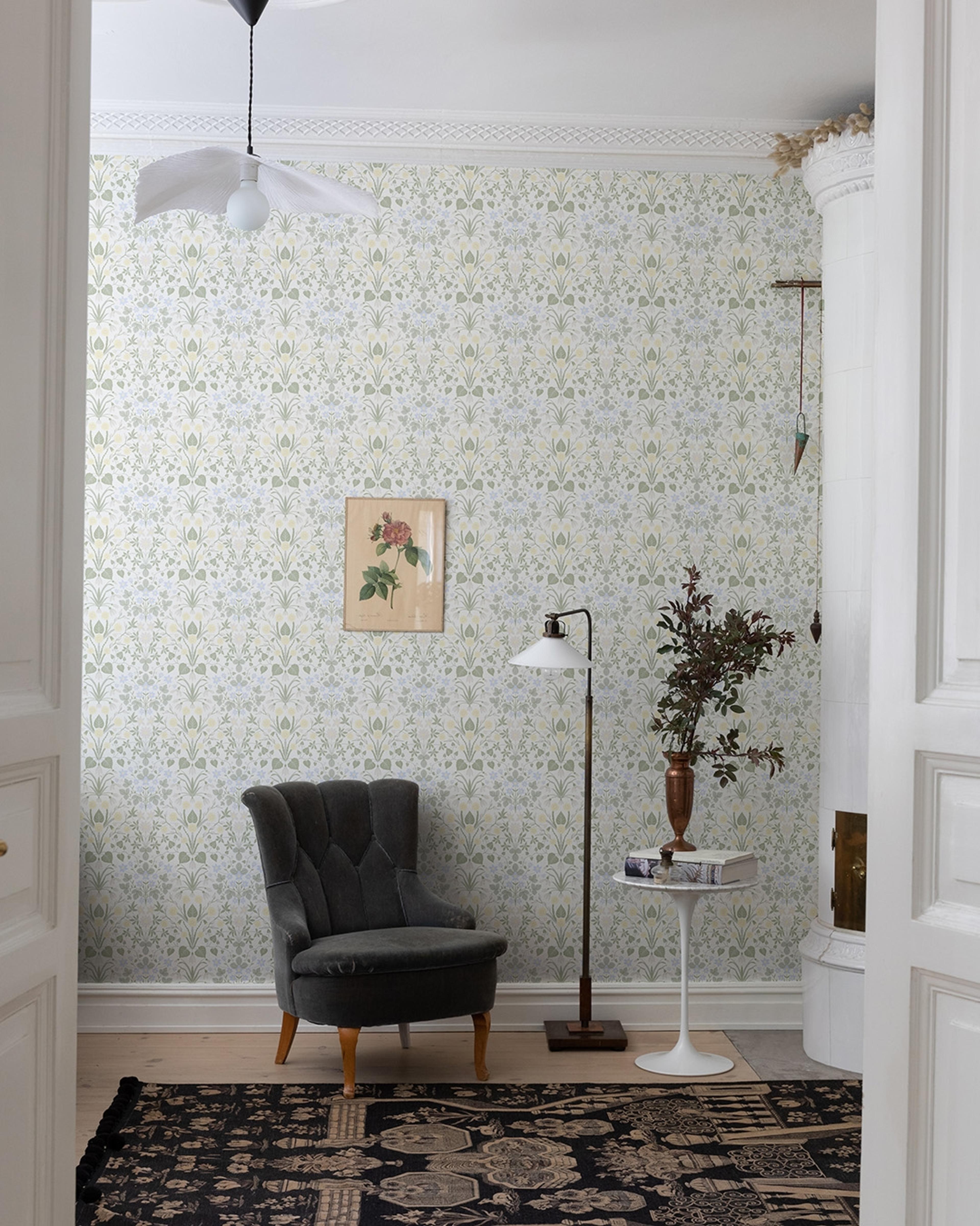 Vårblommor, vit tapet tapet med blommigt mönster i vit. Från kollektionen Långenäs. Nonwoven-material med rak passning.