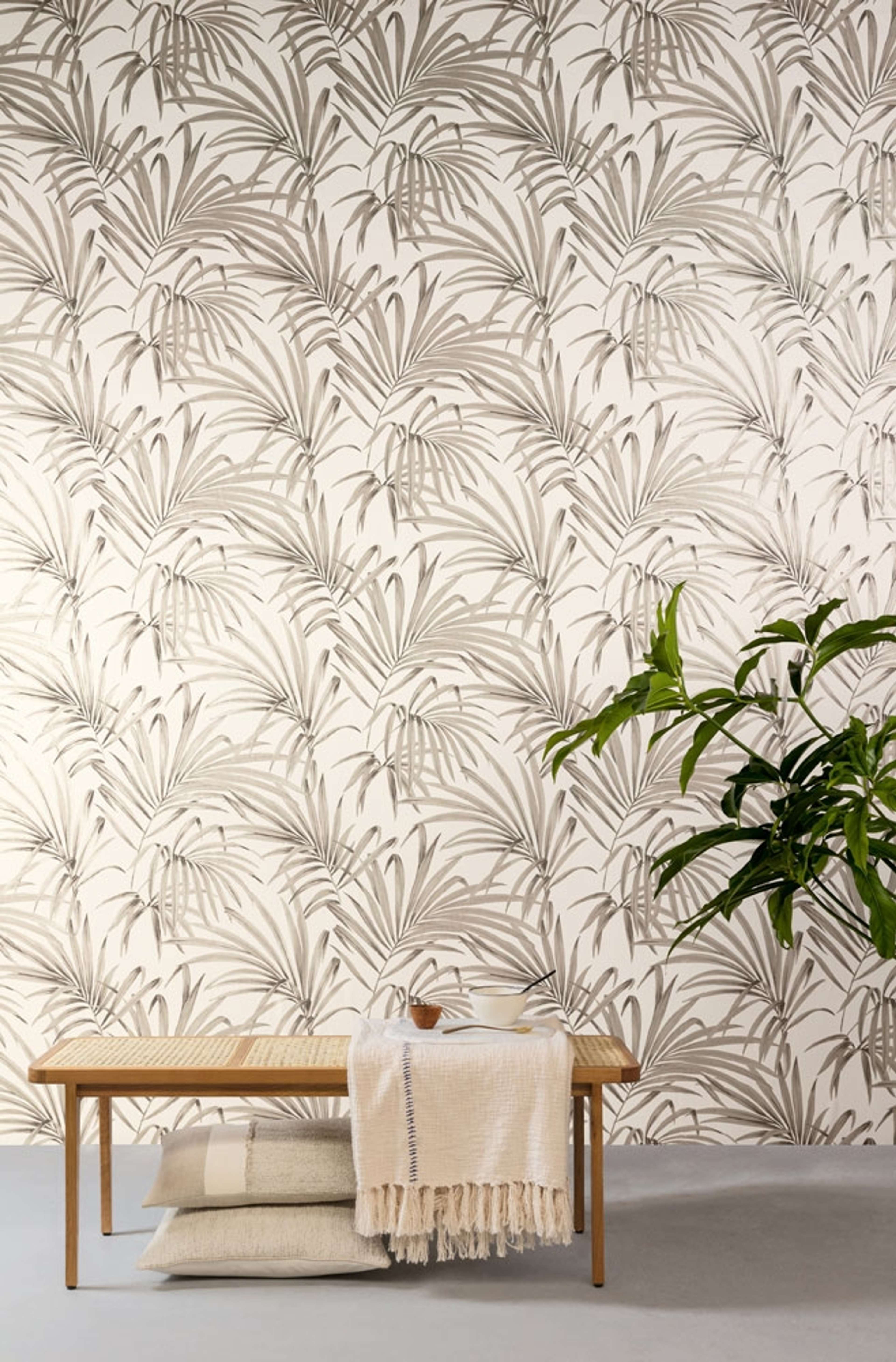 Palm sand tapet med botaniskt mönster i vit. Från kollektionen lotus. Nonwoven-material med förskjuten passning.