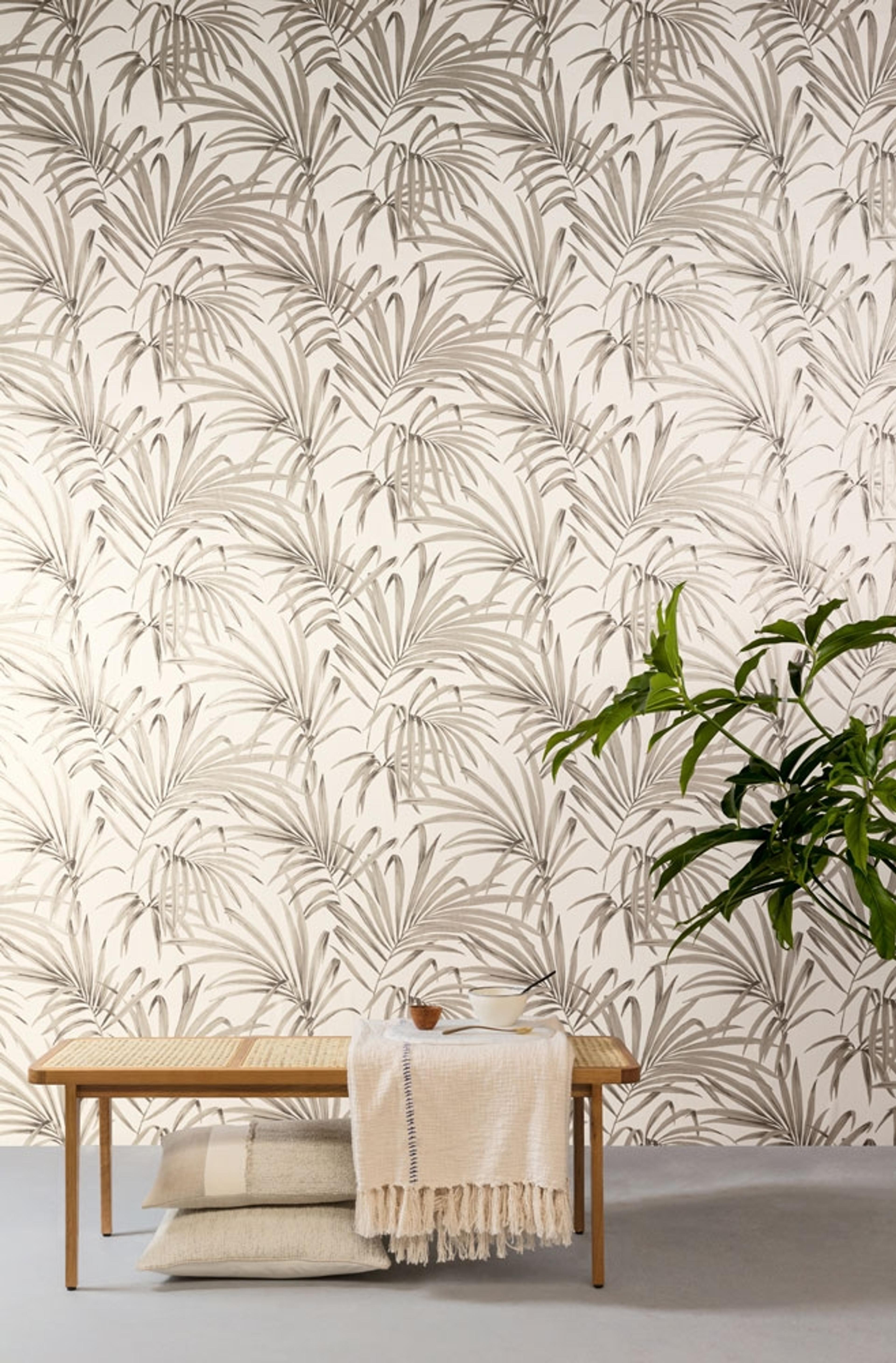 Palm sand tapet med botaniskt mönster i vit. Från kollektionen lotus. Nonwoven-material med förskjuten passning.