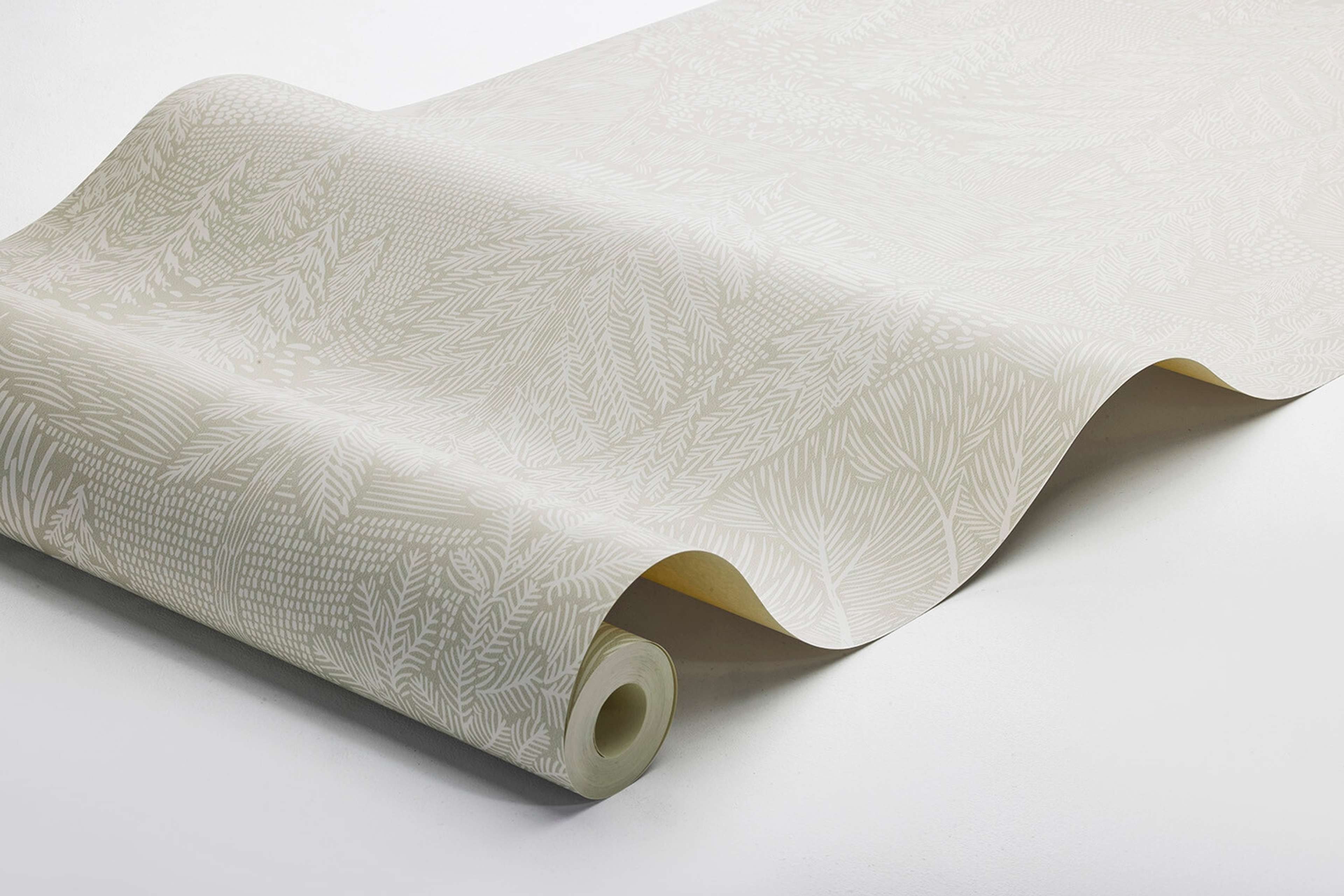 Northern Forest tapet med botaniskt mönster i vit. Från kollektionen Woodland. Nonwoven-material med förskjuten passning.