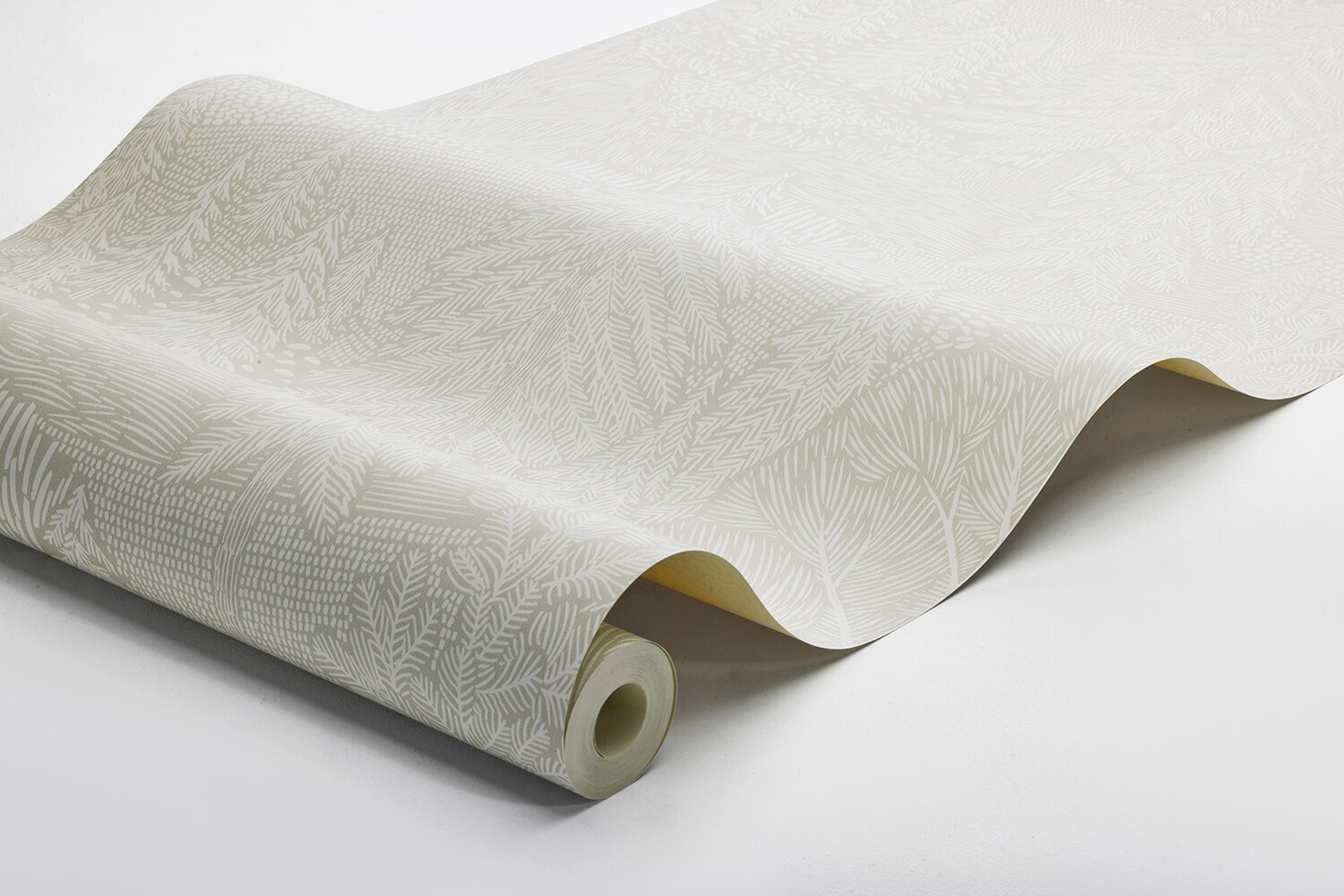 Northern Forest tapet med botaniskt mönster i vit. Från kollektionen Woodland. Nonwoven-material med förskjuten passning.