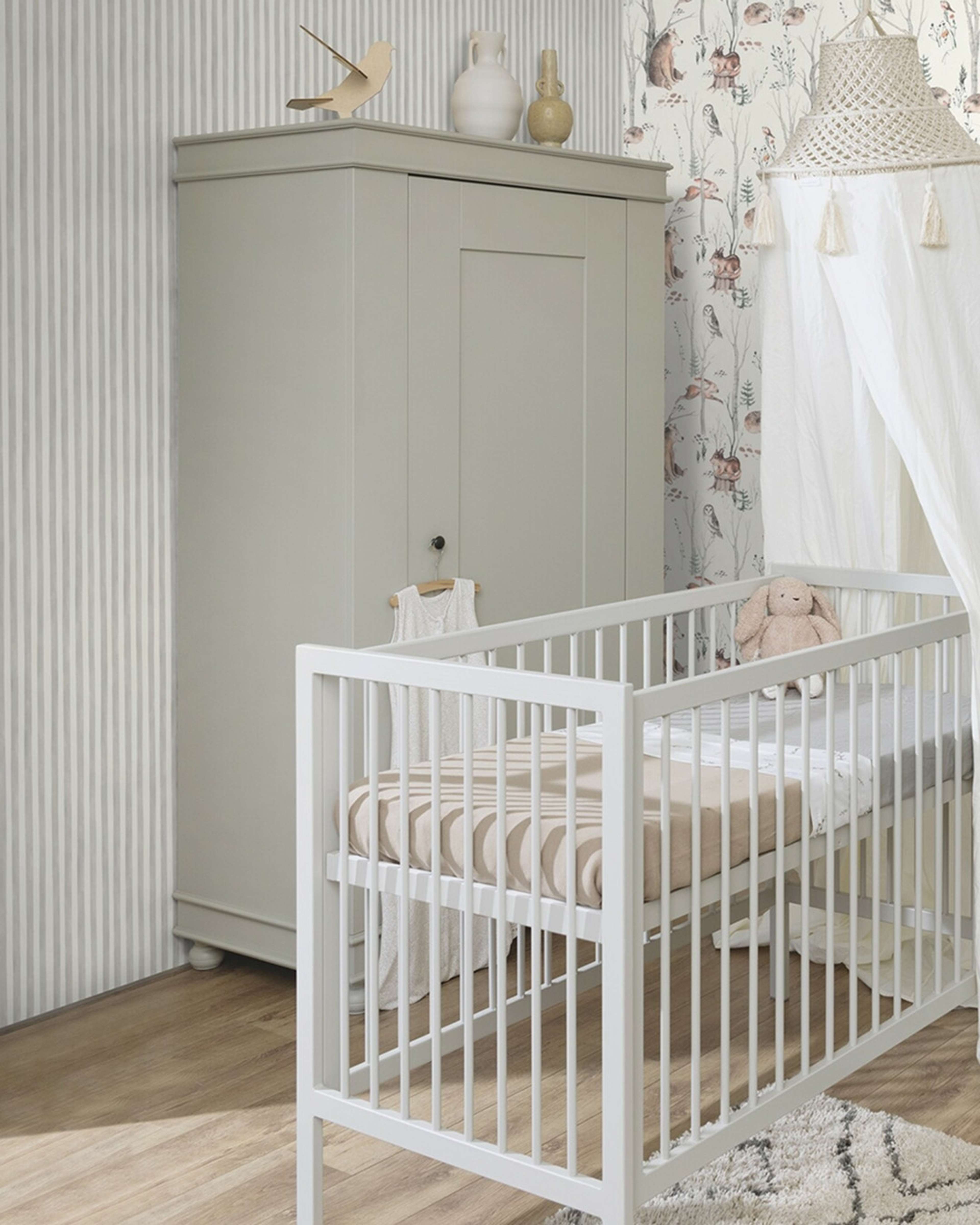 Kids World tapet med djur, lekfullt mönster i vit. Från kollektionen Kids World. Nonwoven-material med förskjuten passning. Passar i sovrum och barnrum.