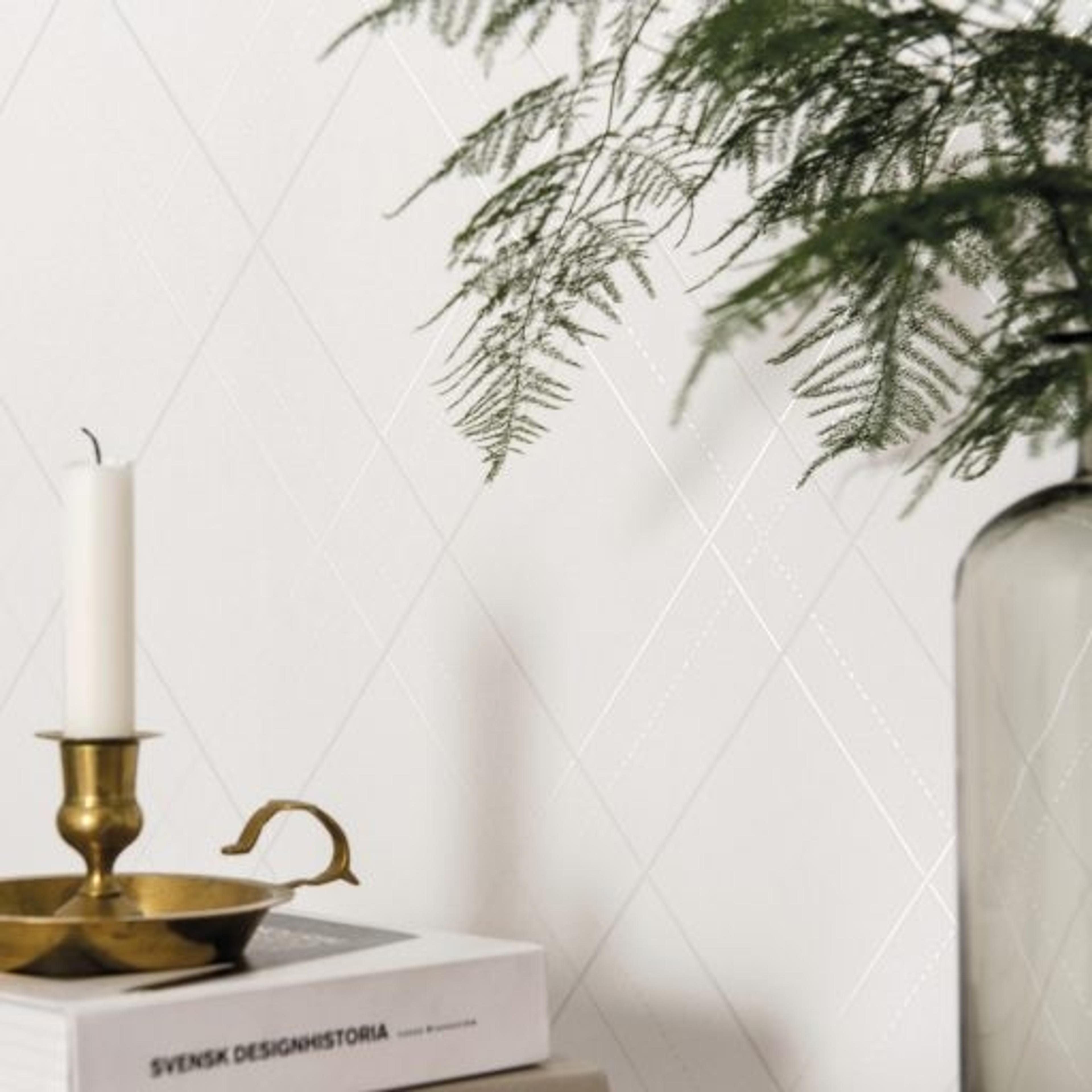 Harry, Silver tapet från duro med geometriskt mönster i vit. Från kollektionen Spira. Nonwoven-material med rak passning. Stram, city-stil.