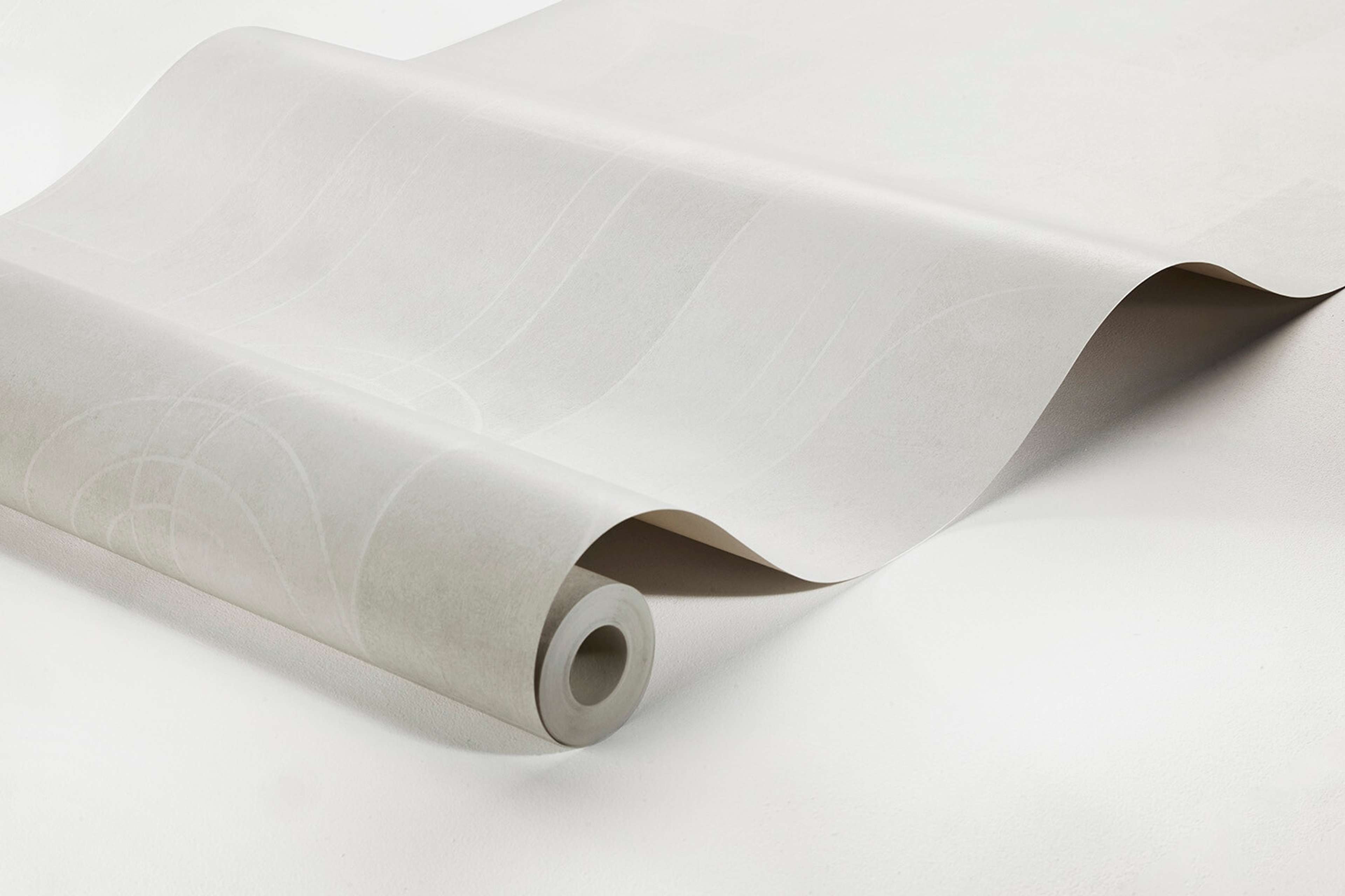 Sjöhagen tapet med grafiskt mönster i grå. Från kollektionen Alla Tiders Hus. Nonwoven-material med förskjuten passning. Passar i vardagsrum, matsal och kök.