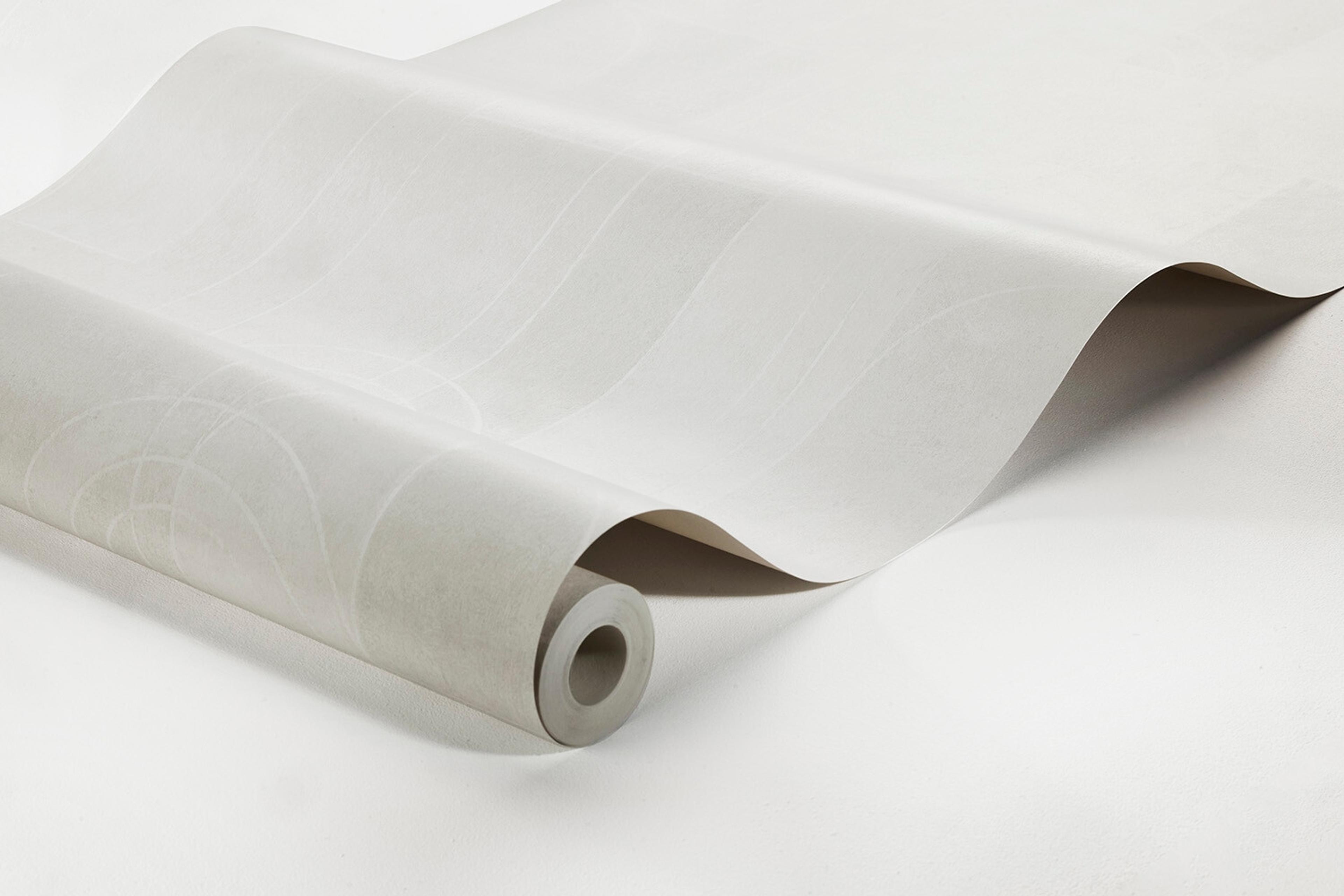 Sjöhagen tapet med grafiskt mönster i grå. Från kollektionen Alla Tiders Hus. Nonwoven-material med förskjuten passning. Passar i vardagsrum, matsal och kök.