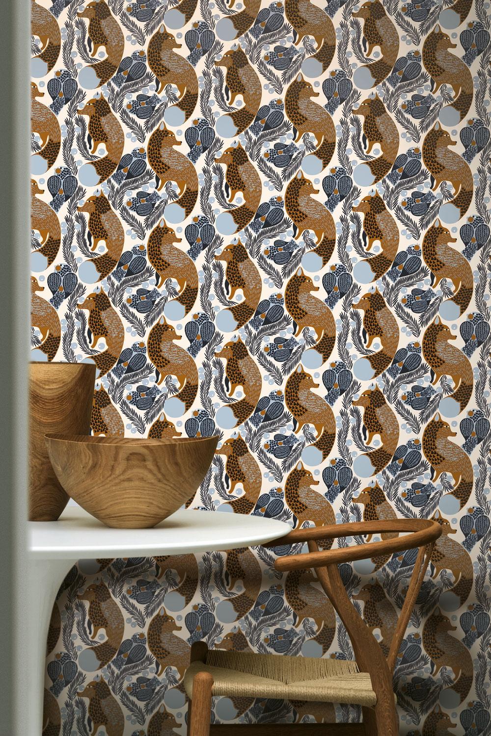 Ketunmarja tapet med djur mönster i beige. Från kollektionen Marimekko 6. Nonwoven-material med rak passning.
