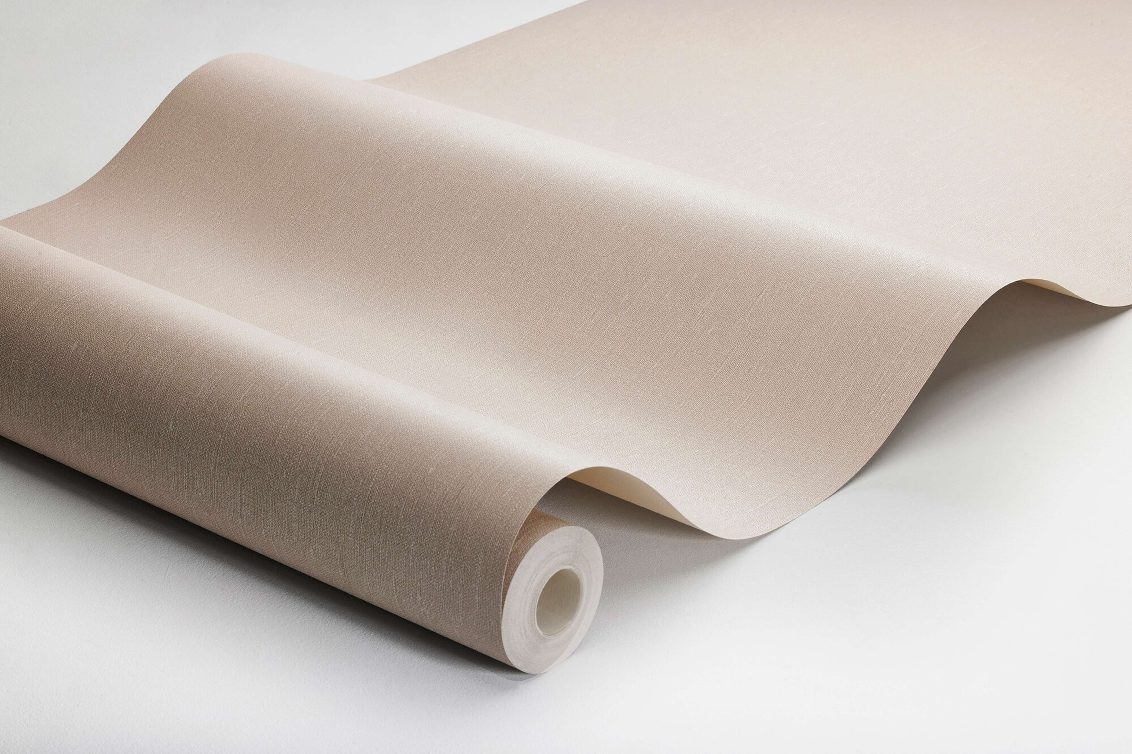 Rose Clay tapet med enfargat, textilimitation mönster i rosa. Från kollektionen Linen. Nonwoven-material. Passar i vardagsrum och matsal.