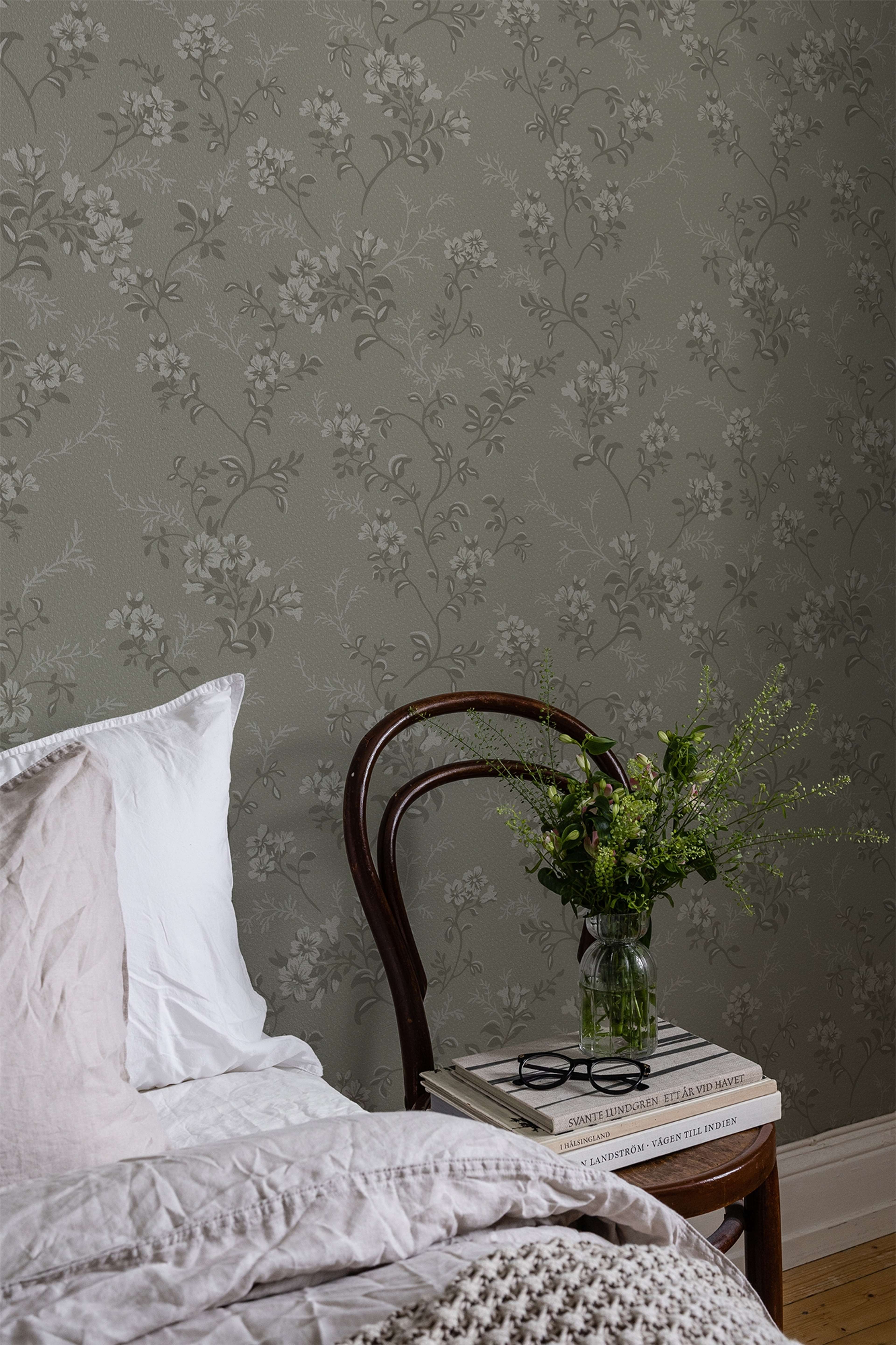 Sonja Beige tapet med blommigt mönster i beige. Från kollektionen Flora. Nonwoven-material med förskjuten passning.