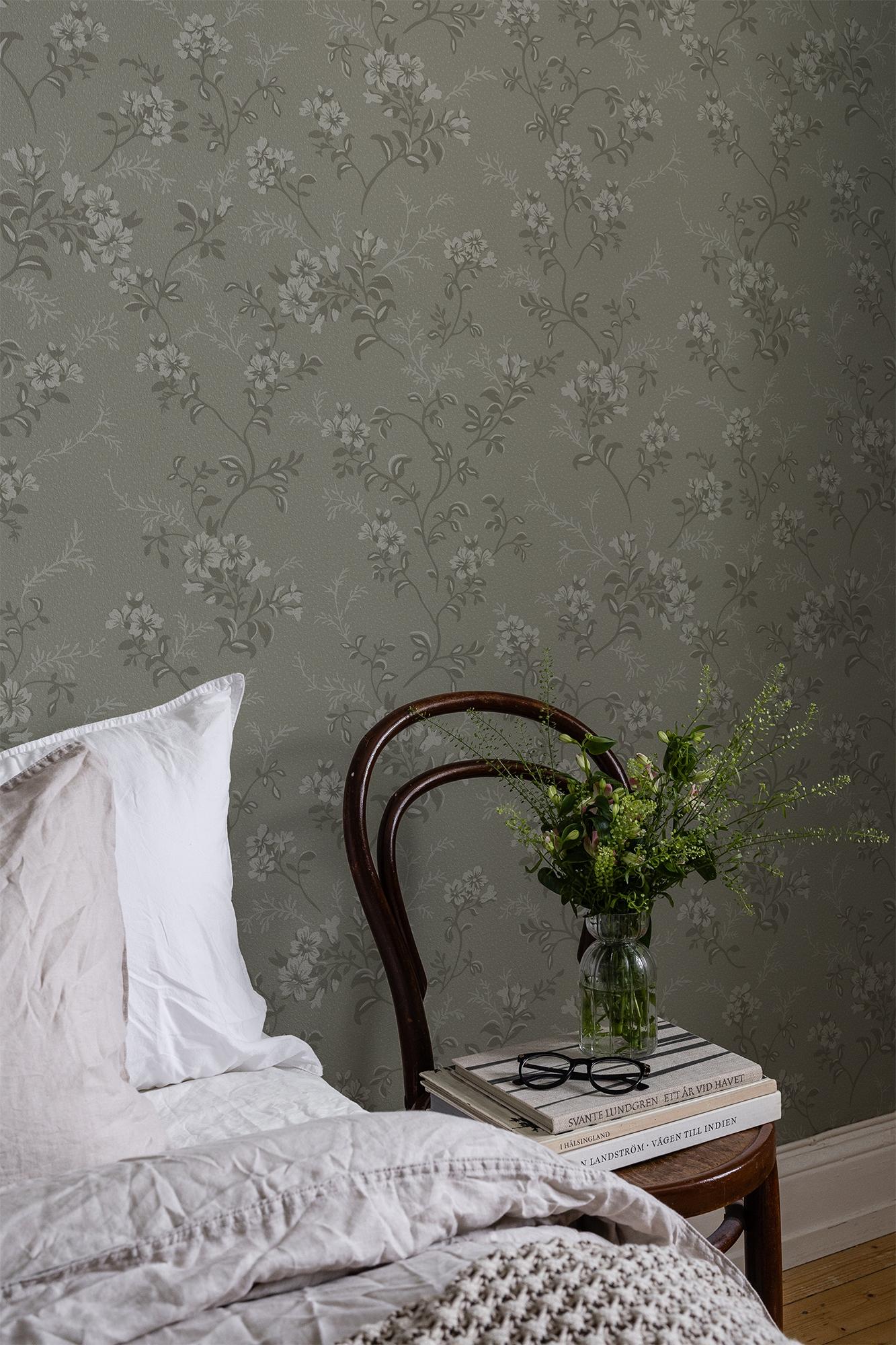 Sonja Beige tapet med blommigt mönster i beige. Från kollektionen Flora. Nonwoven-material med förskjuten passning.