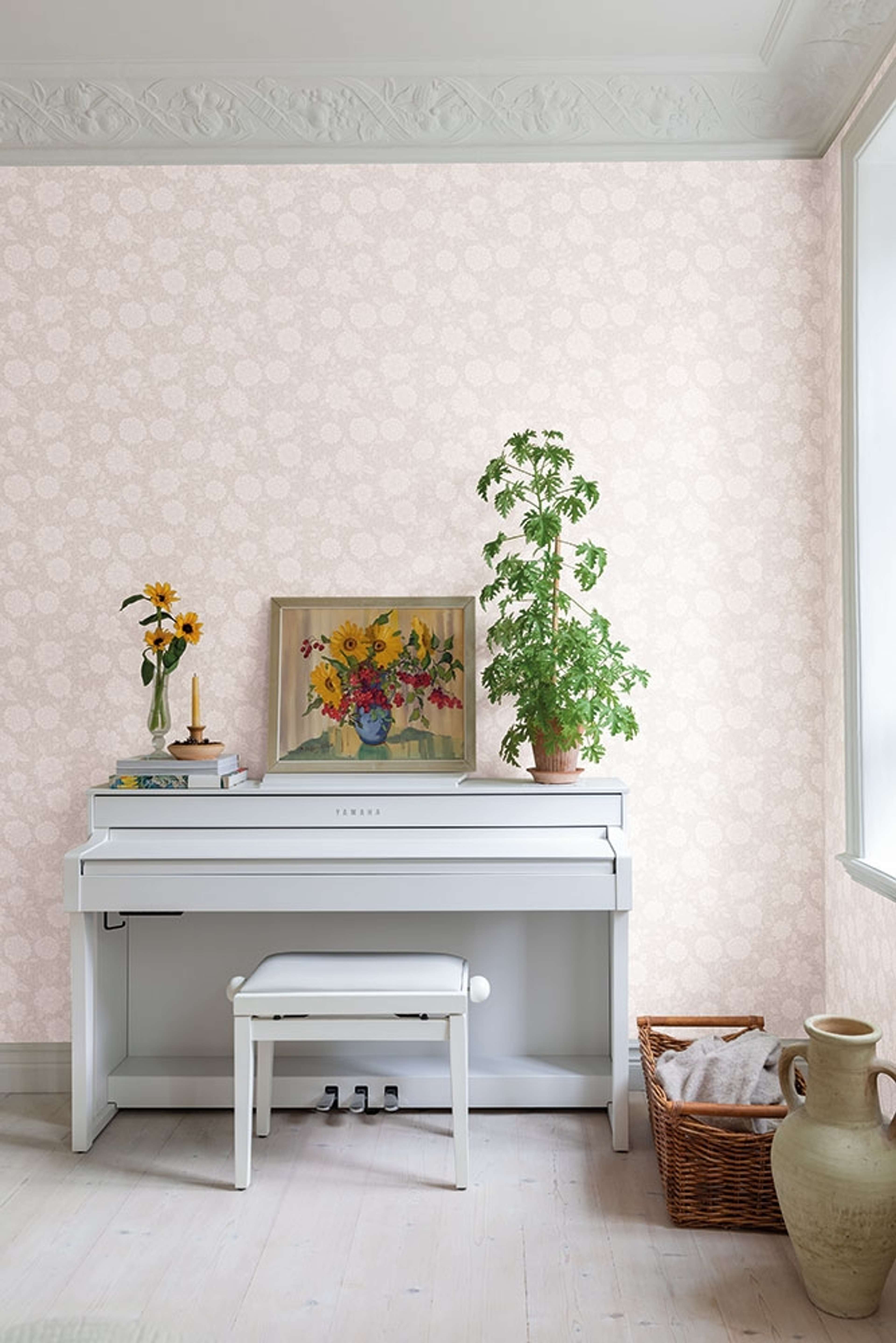 Lizette tapet med botaniskt mönster i grå och beige. Från kollektionen skogsgläntan. Nonwoven-material med rak passning. Country-stil. Passar i vardagsrum, sovrum och matsal.