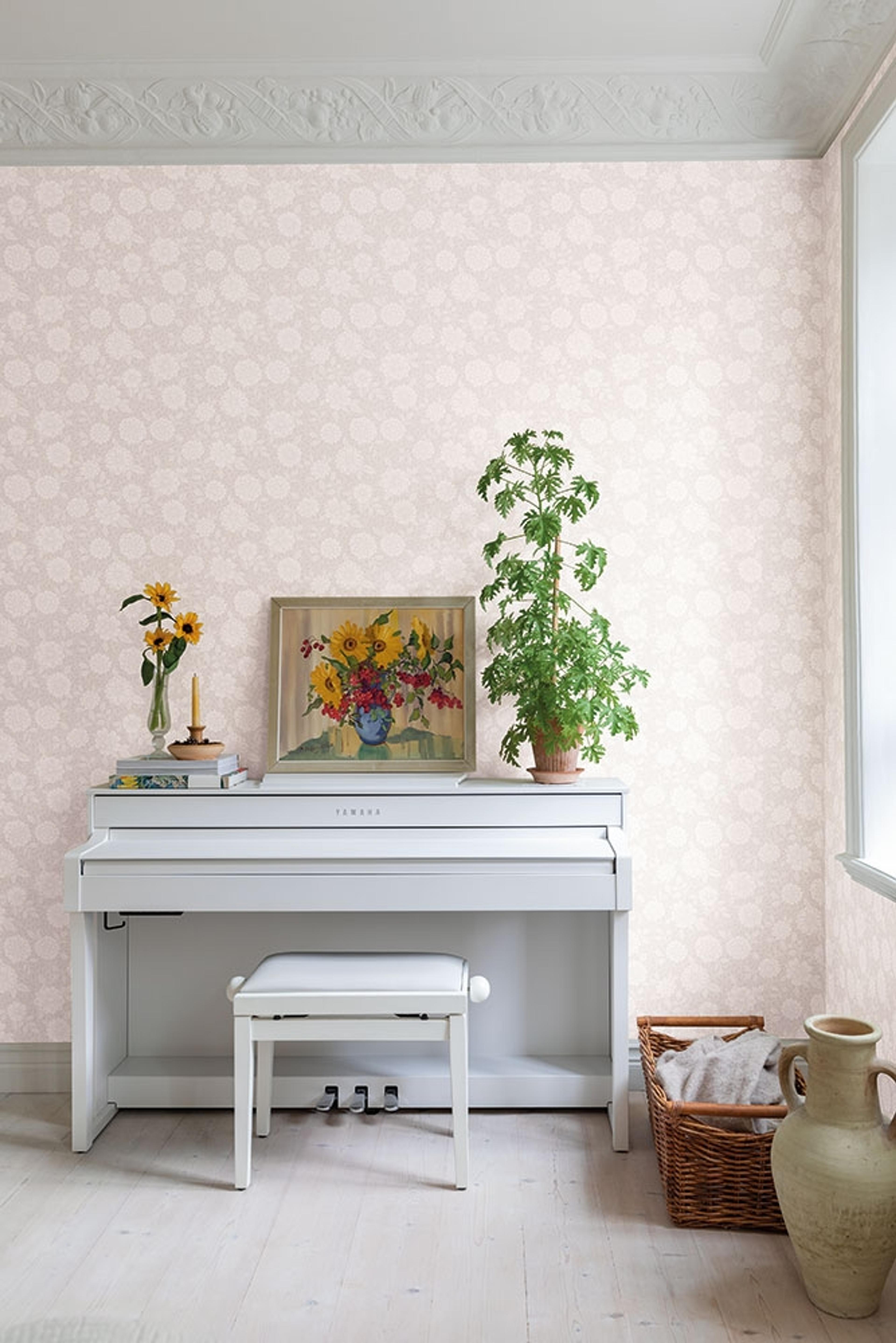 Lizette tapet med botaniskt mönster i grå och beige. Från kollektionen skogsgläntan. Nonwoven-material med rak passning. Country-stil. Passar i vardagsrum, sovrum och matsal.