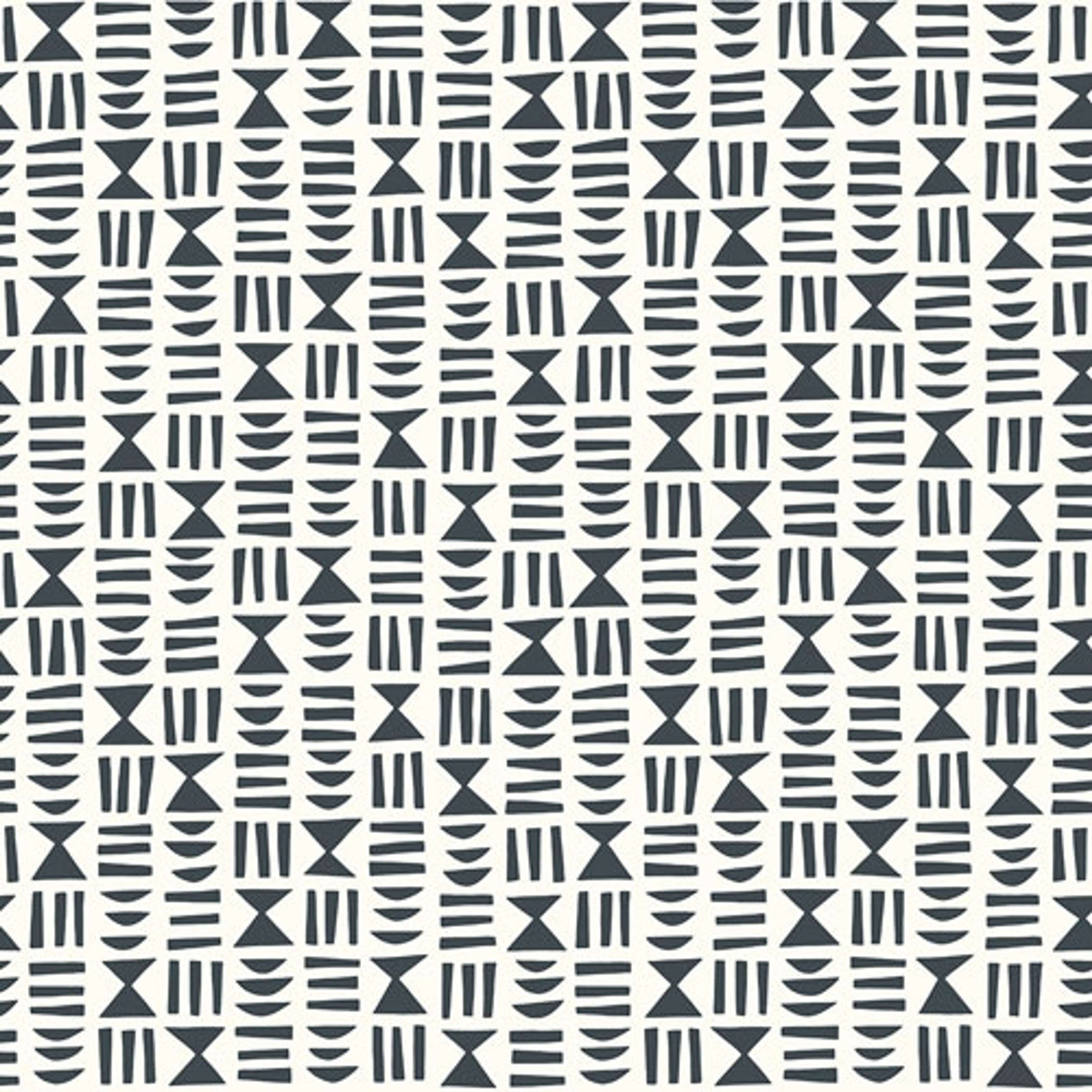 Heiroglyph Lead tapet från Midbec med grafiskt, retro mönster i grå. Från kollektionen Kinfolk. Nonwoven-material med rak passning. Vintage, stram-stil.