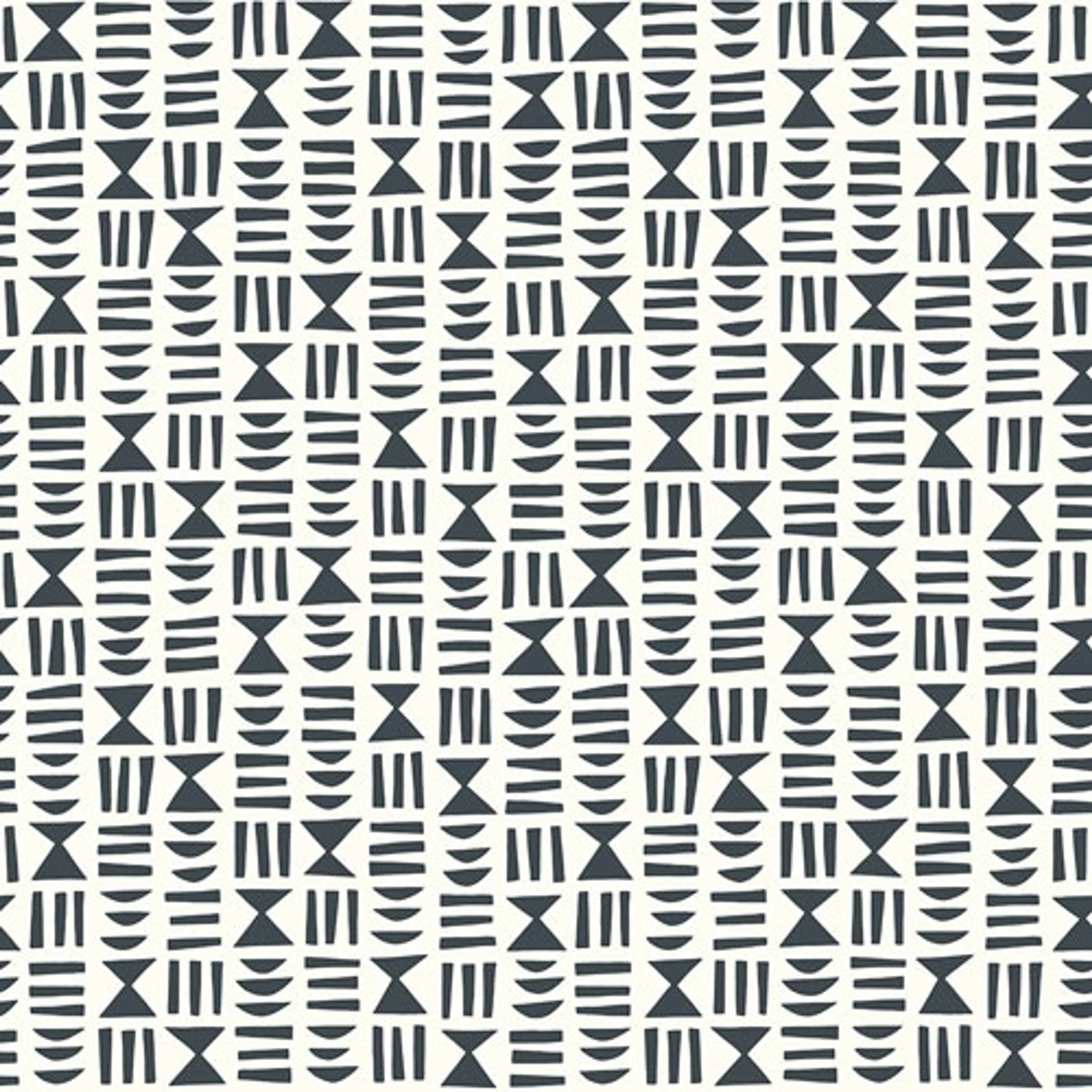 Heiroglyph Lead tapet från Midbec med grafiskt, retro mönster i grå. Från kollektionen Kinfolk. Nonwoven-material med rak passning. Vintage, stram-stil.