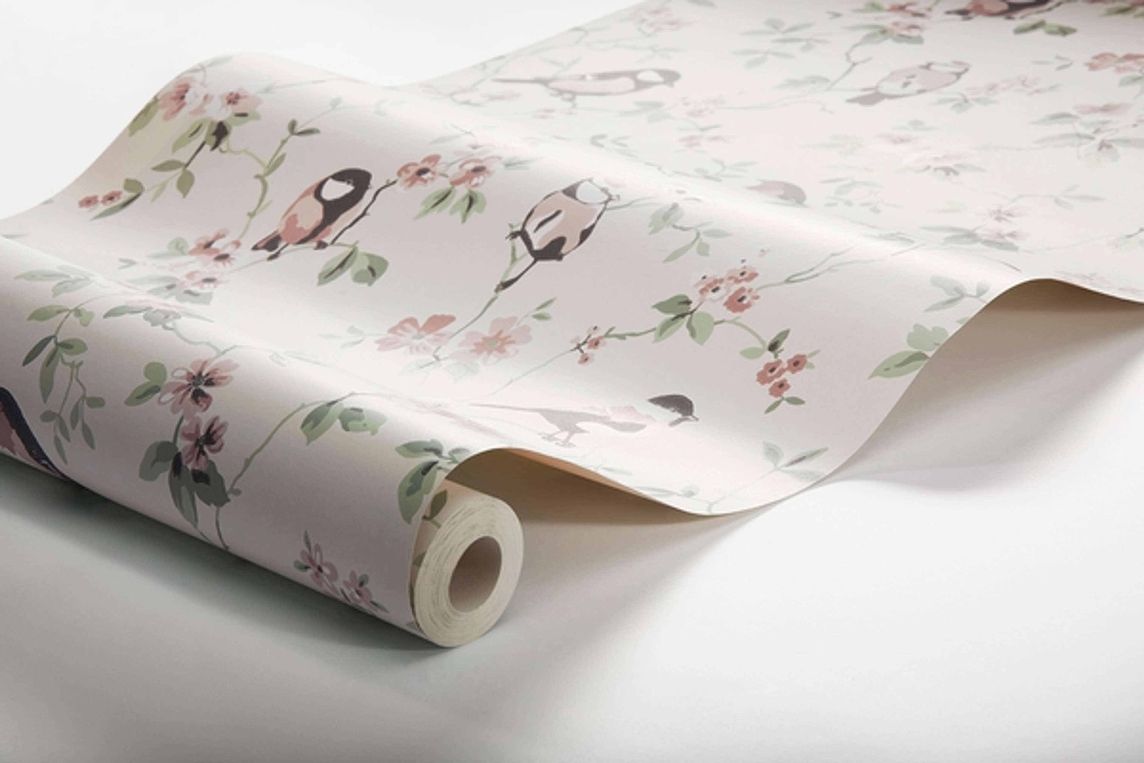 Falsterbo Birds tapet från Boråstapeter med botaniskt mönster i beige. Från kollektionen Falsterbo III. Nonwoven-material med rak passning.