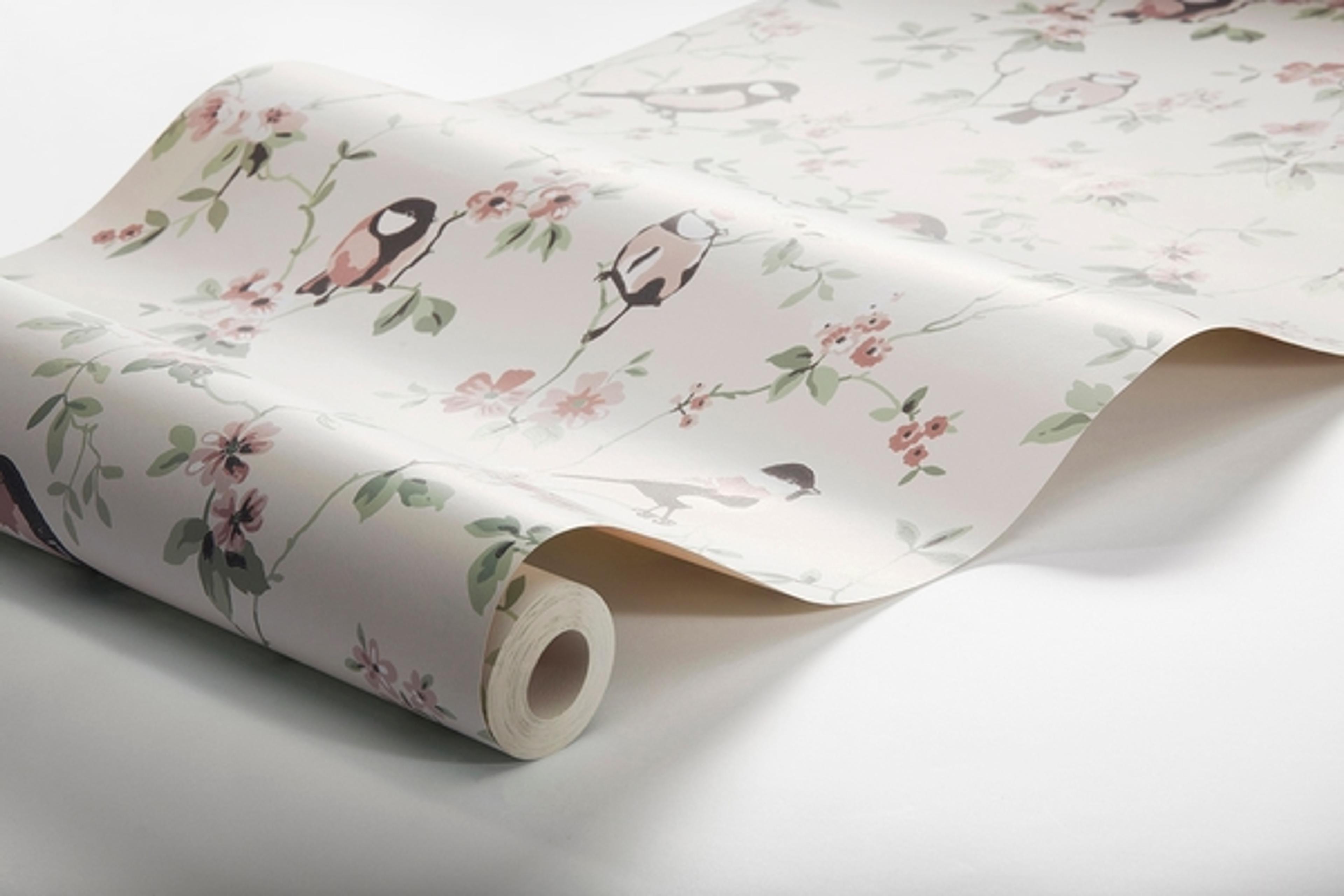 Falsterbo Birds tapet från Boråstapeter med botaniskt mönster i beige. Från kollektionen Falsterbo III. Nonwoven-material med rak passning.