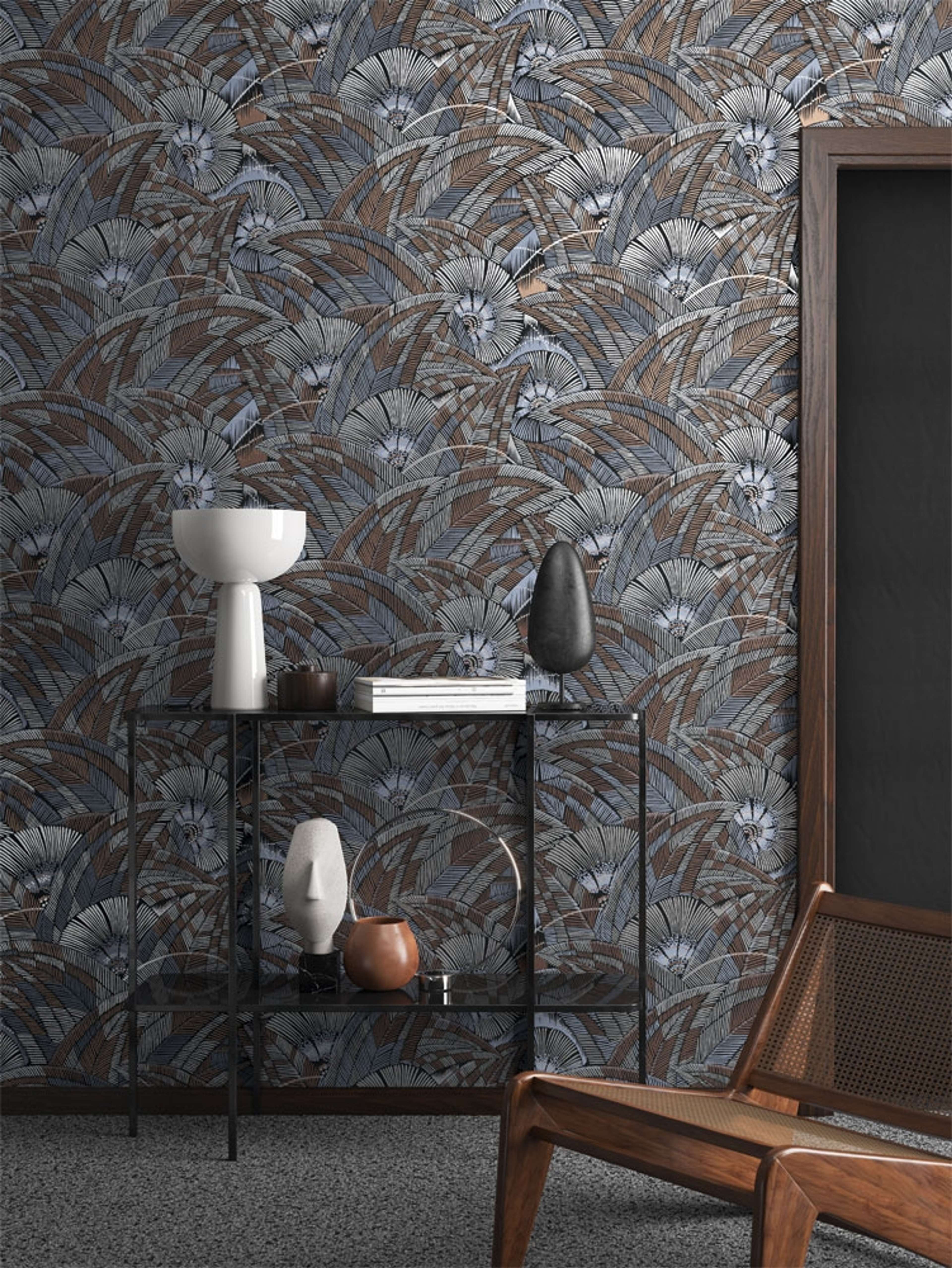 Bali Slate tapet tapet från Midbec med botaniskt mönster i beige. Från kollektionen Tribute. Nonwoven-material med förskjuten passning. Passar i vardagsrum, matsal och hall.