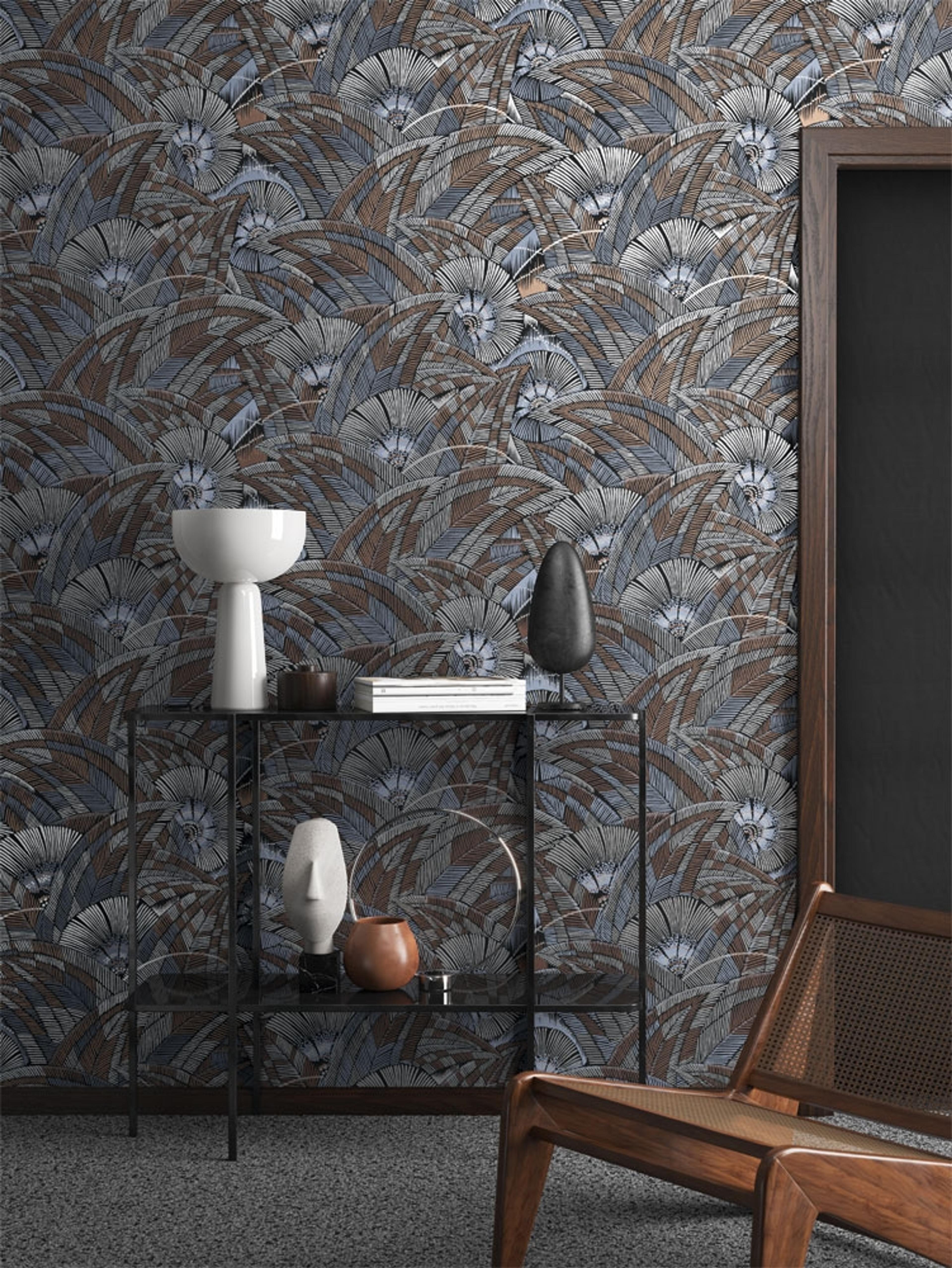 Bali Slate tapet tapet från Midbec med botaniskt mönster i beige. Från kollektionen Tribute. Nonwoven-material med förskjuten passning. Passar i vardagsrum, matsal och hall.