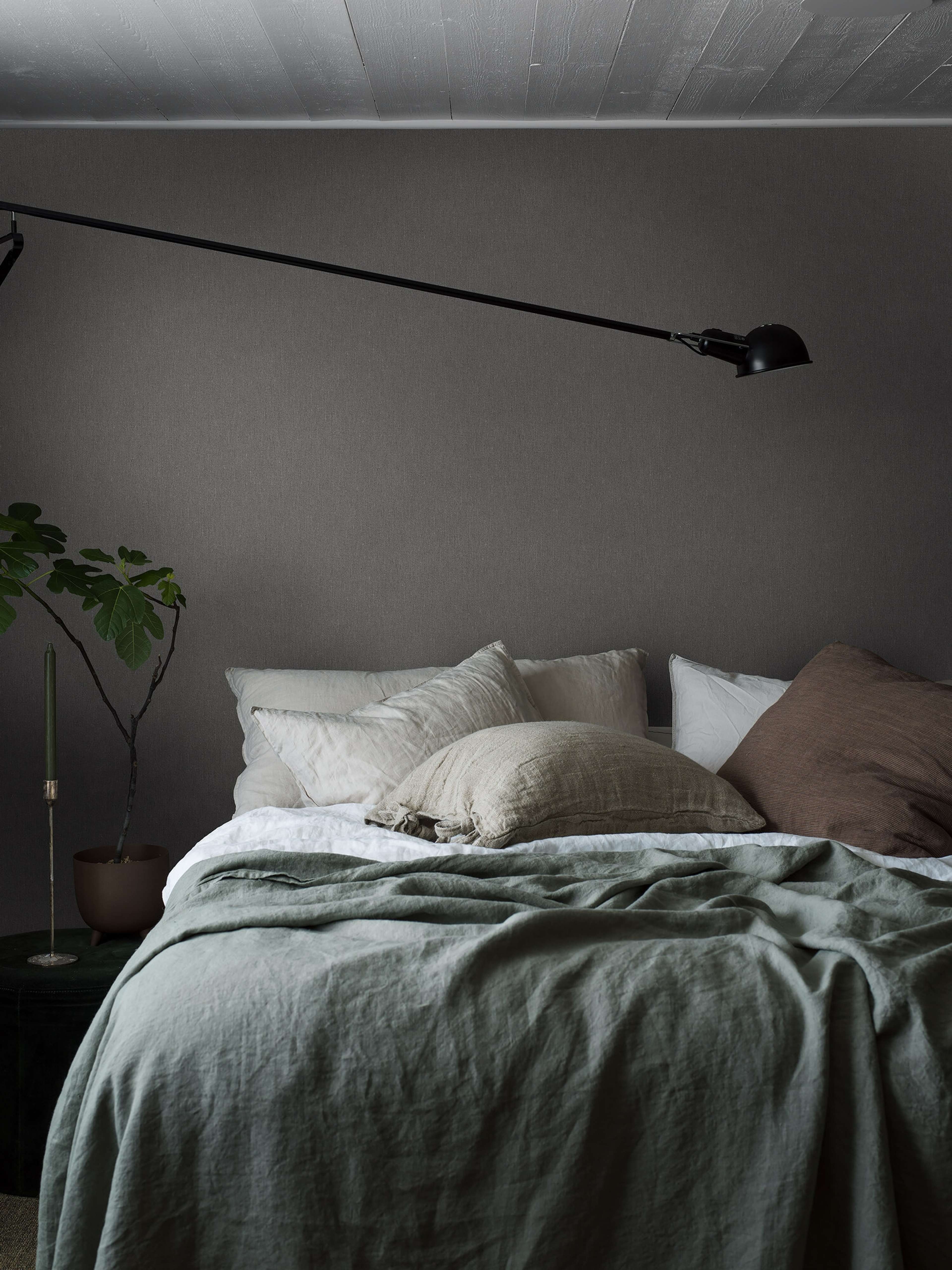 Dim Linen tapet med enfargat, textilimitation mönster i grå. Från kollektionen Linen. Nonwoven-material. Passar i vardagsrum och matsal.
