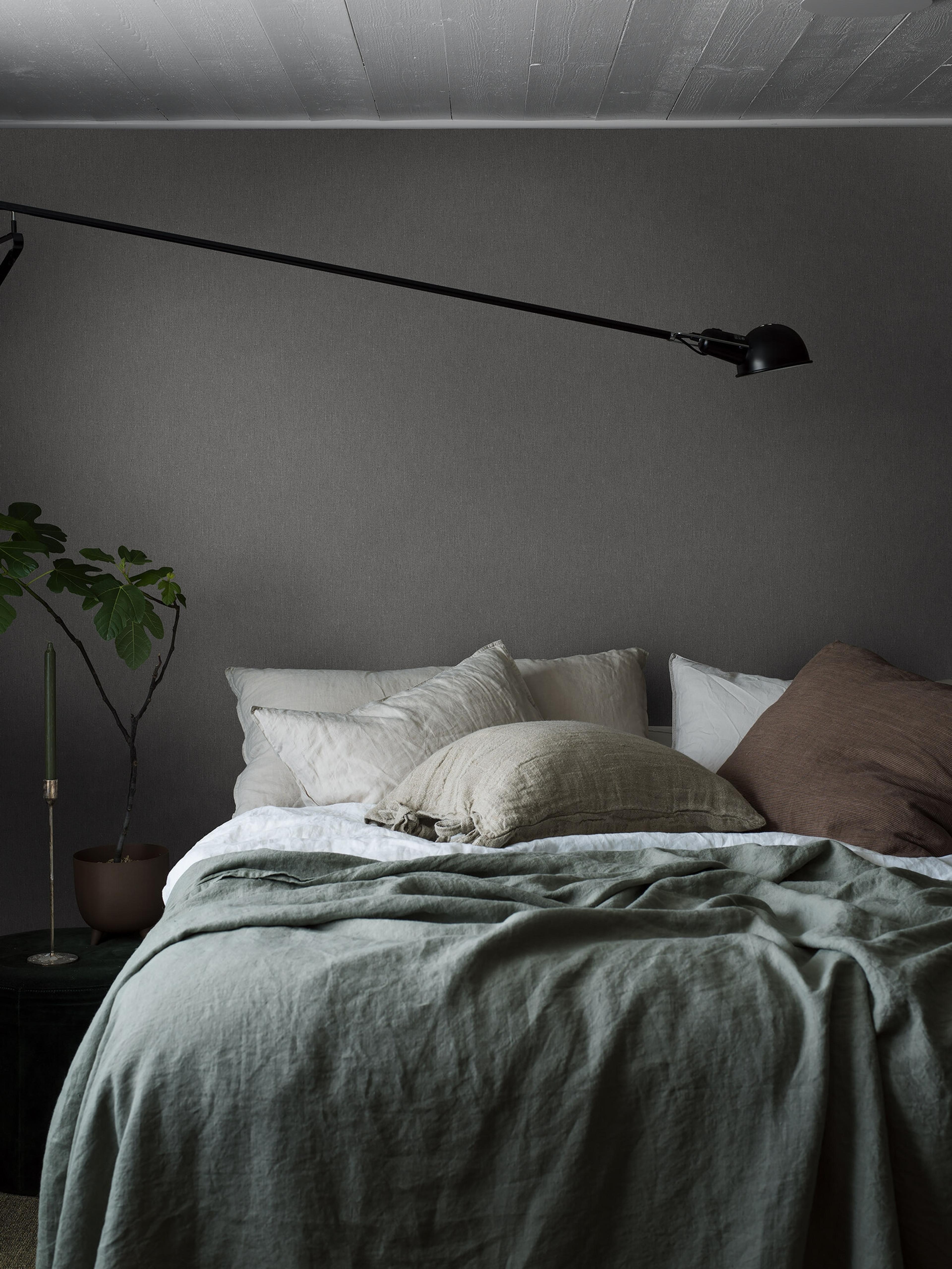 Dim Linen tapet med enfargat, textilimitation mönster i grå. Från kollektionen Linen. Nonwoven-material. Passar i vardagsrum och matsal.