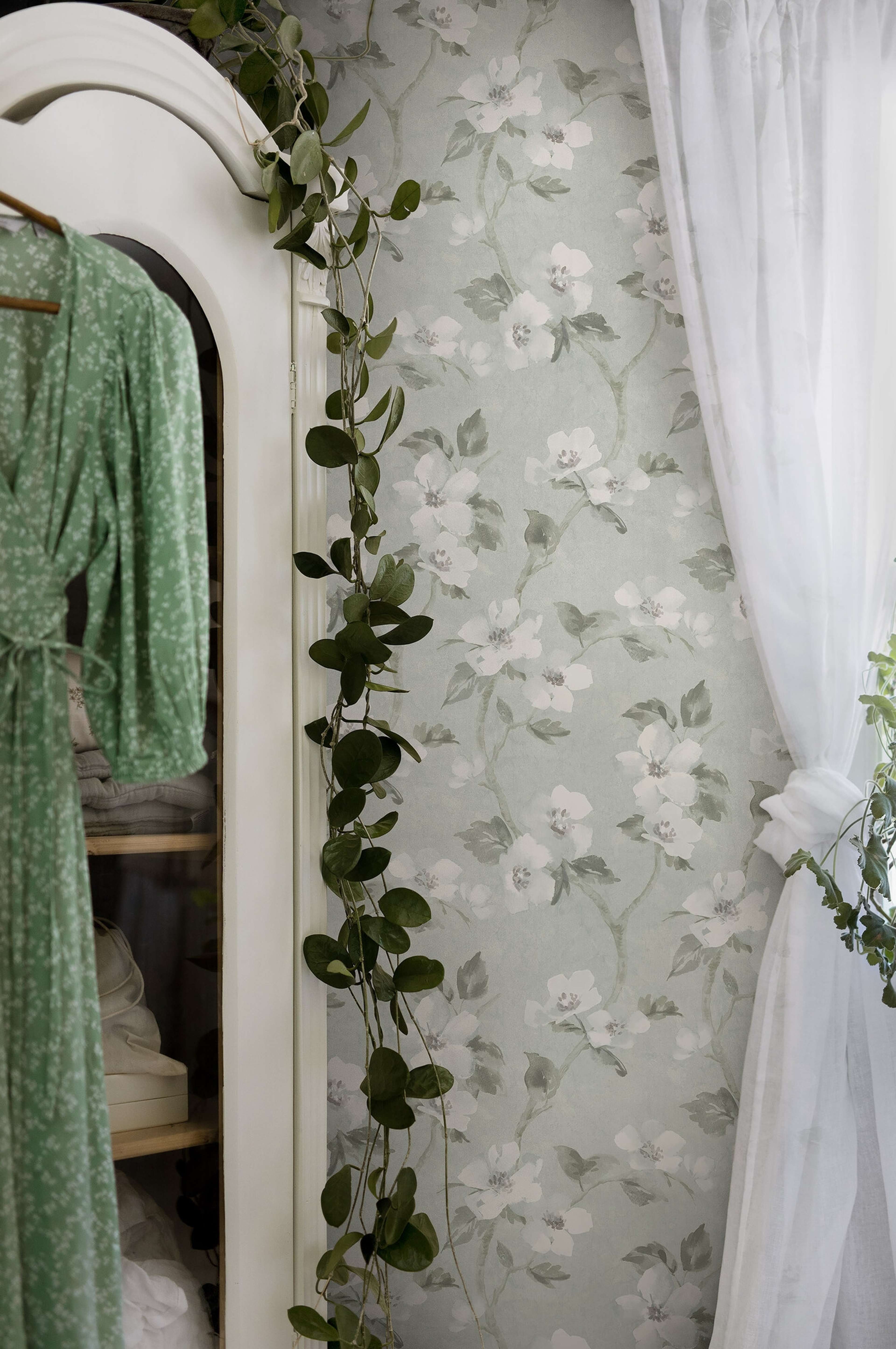 Helen´s Flower dämpad ljusturkos botten tapet med blommigt mönster i turkos. Från kollektionen Cottage Garden. Nonwoven-material med rak passning. Passar i vardagsrum, matsal och hall.