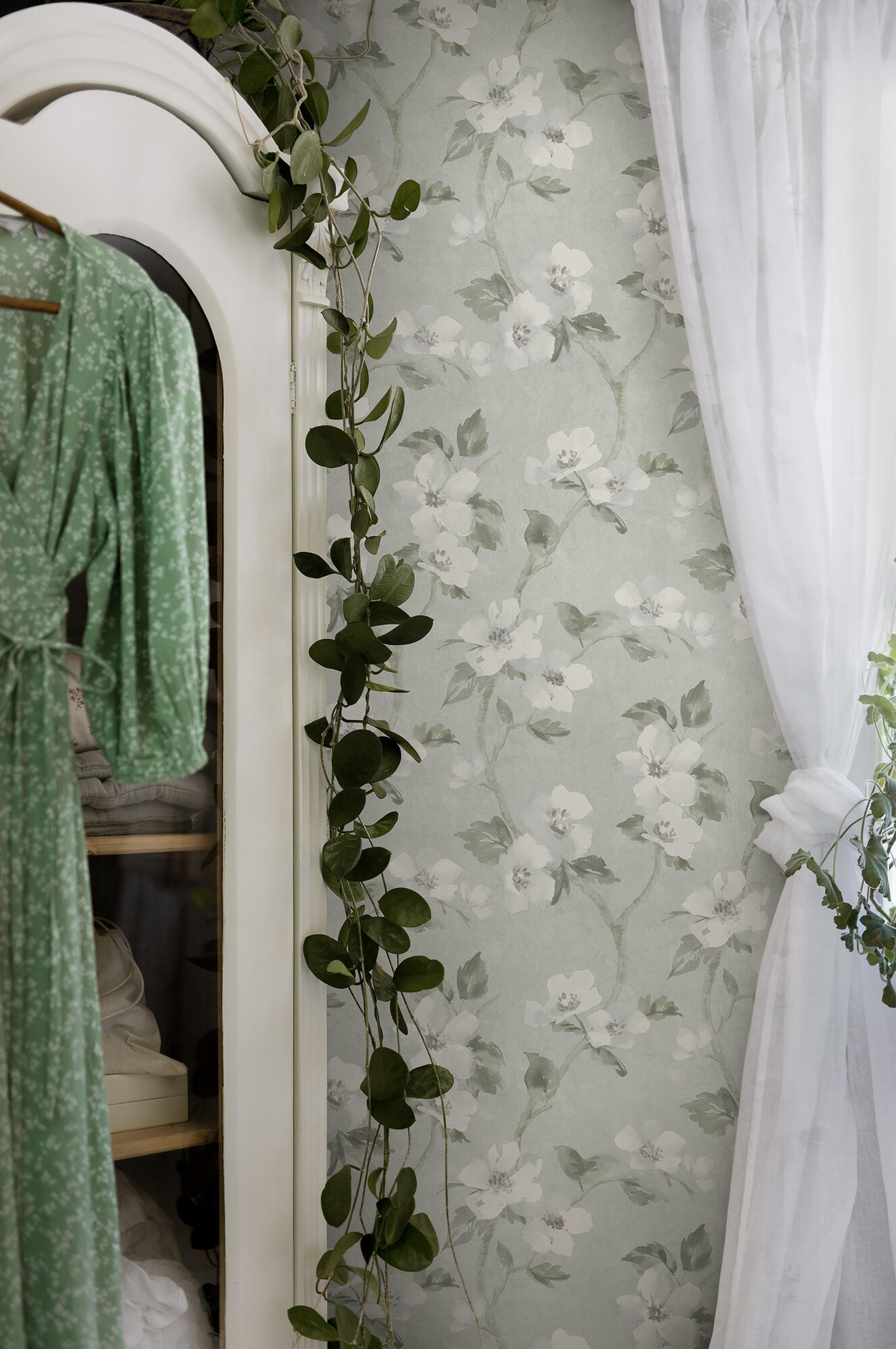 Helen´s Flower dämpad ljusturkos botten tapet med blommigt mönster i turkos. Från kollektionen Cottage Garden. Nonwoven-material med rak passning. Passar i vardagsrum, matsal och hall.
