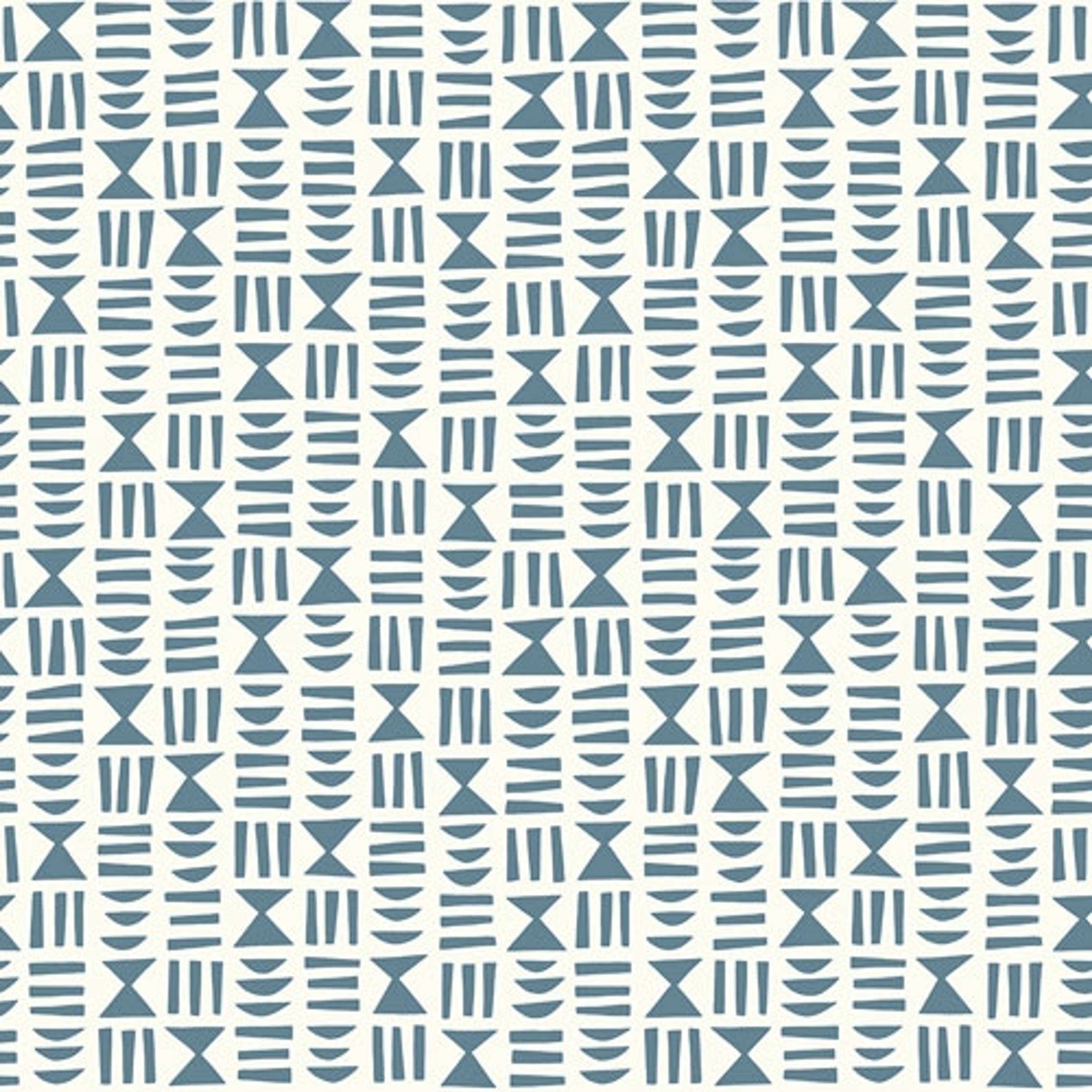 Heiroglyph Denim tapet från Midbec med grafiskt, retro mönster i blå. Från kollektionen Kinfolk. Nonwoven-material med rak passning.
