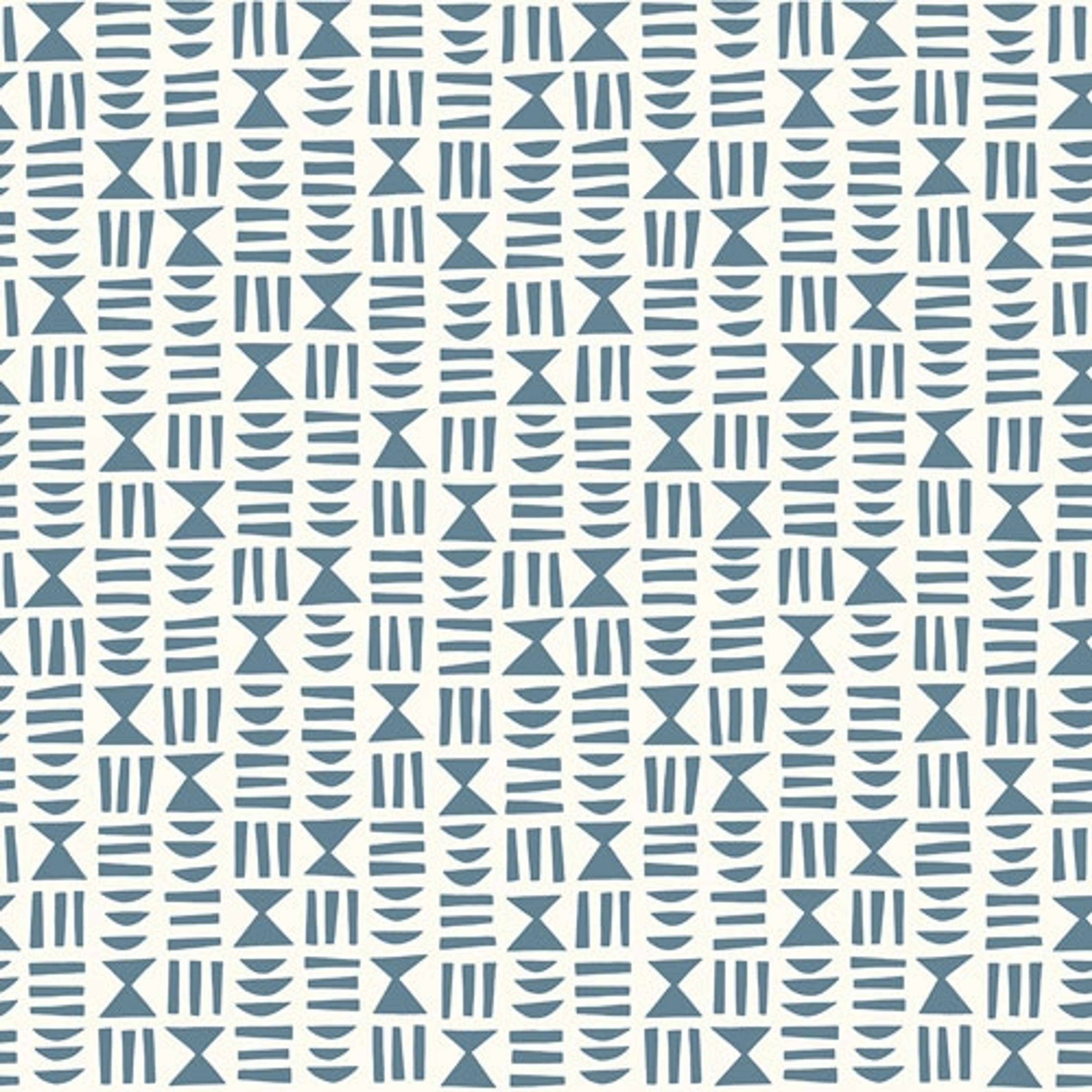 Heiroglyph Denim tapet från Midbec med grafiskt, retro mönster i blå. Från kollektionen Kinfolk. Nonwoven-material med rak passning.