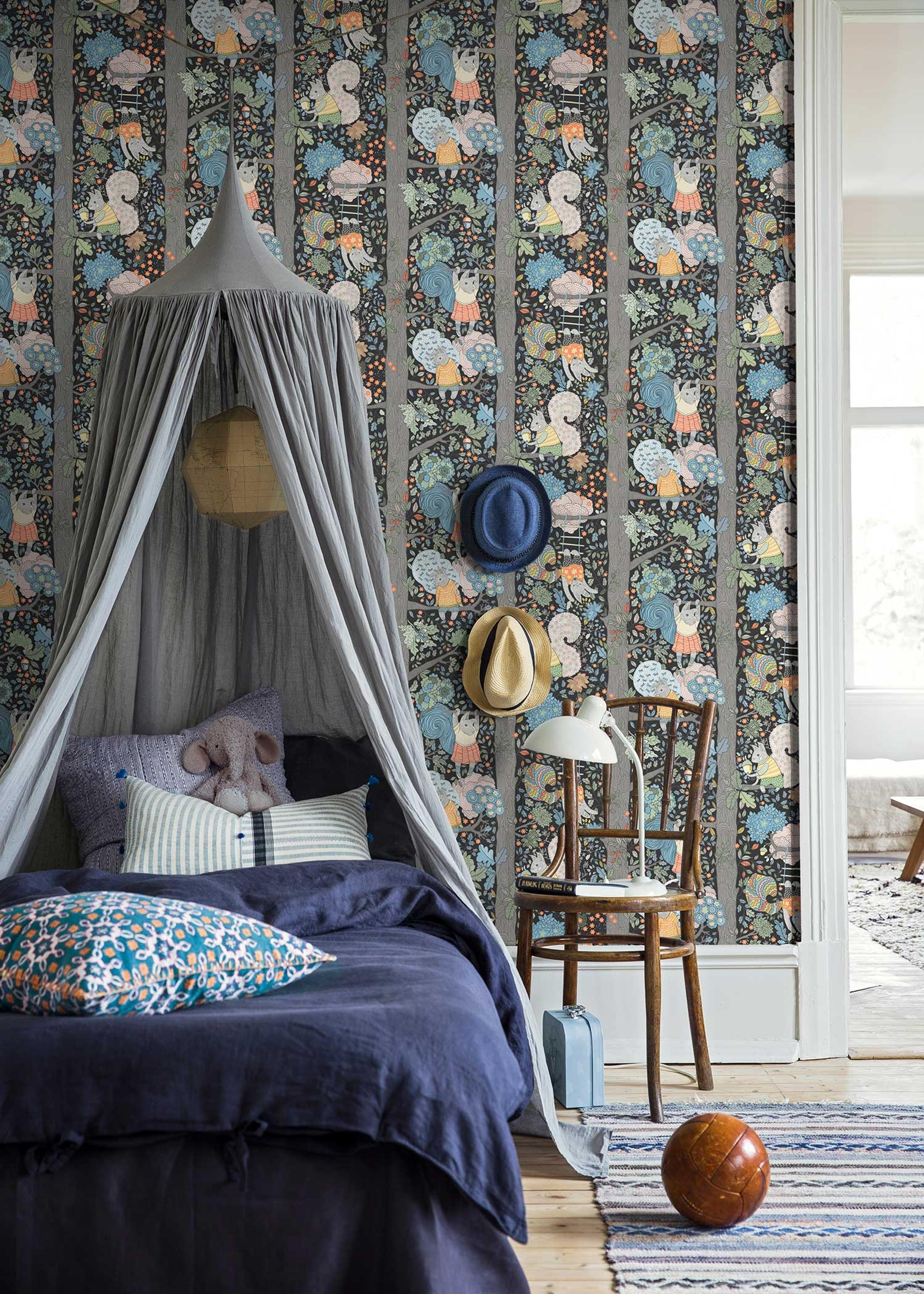 Charlie från Boråstapeter i svart och multifärg. Från kollektionen Scandinavian Designers Mini.
