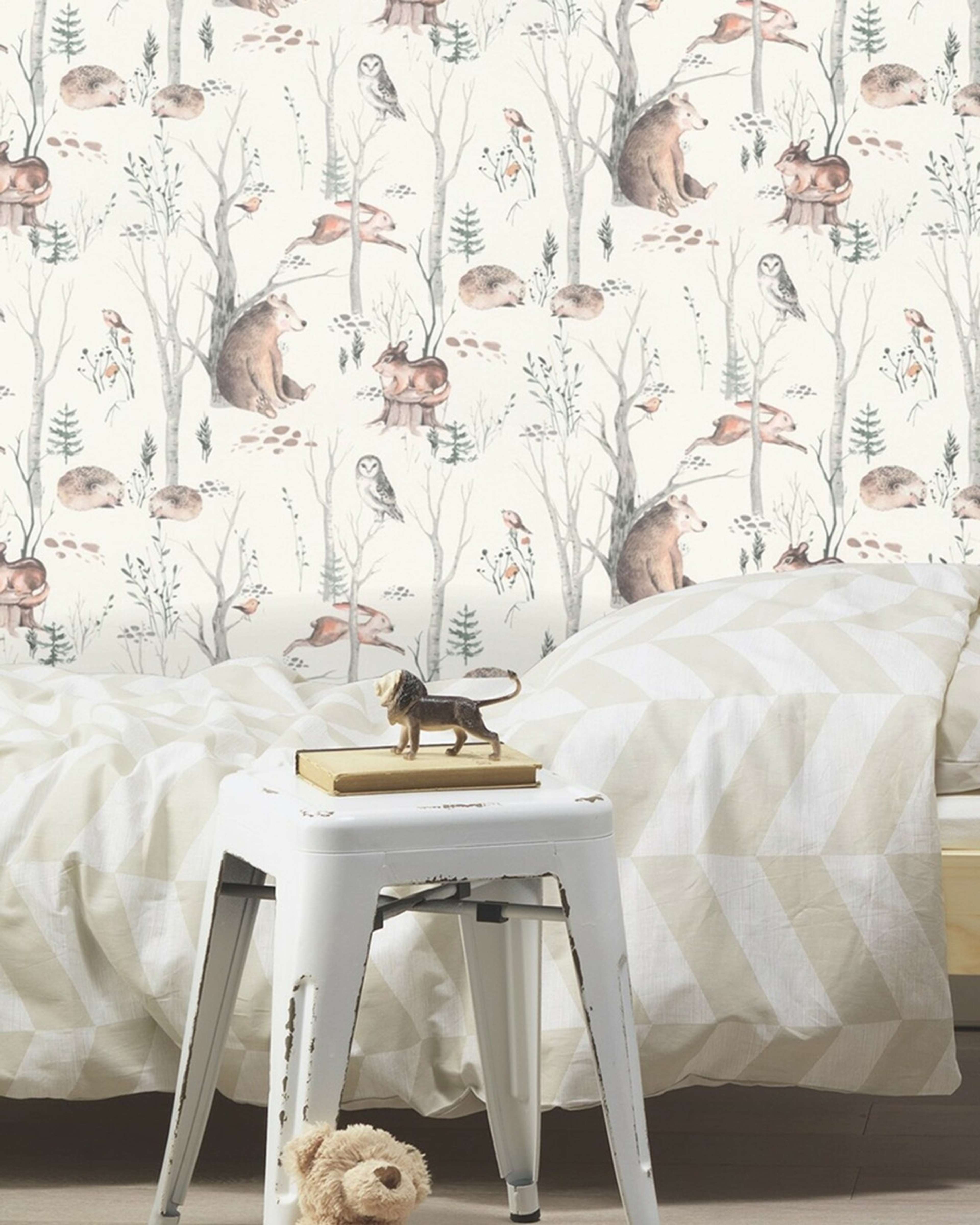 Kids World tapet med djur, lekfullt mönster i vit. Från kollektionen Kids World. Nonwoven-material med förskjuten passning. Passar i sovrum och barnrum.