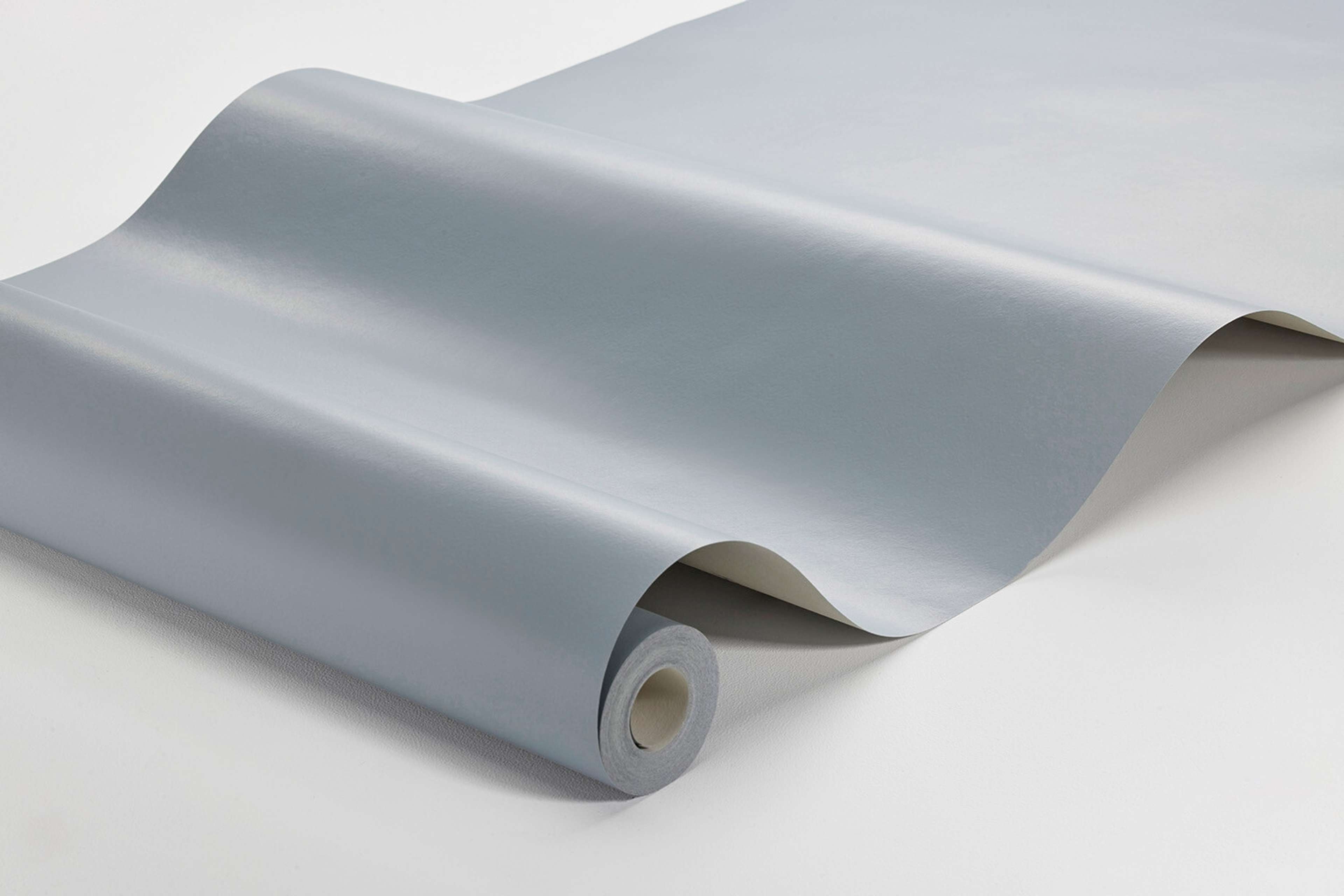 Luna Blue tapet enfärgad i blå. Från kollektionen Pigment. Nonwoven-material.