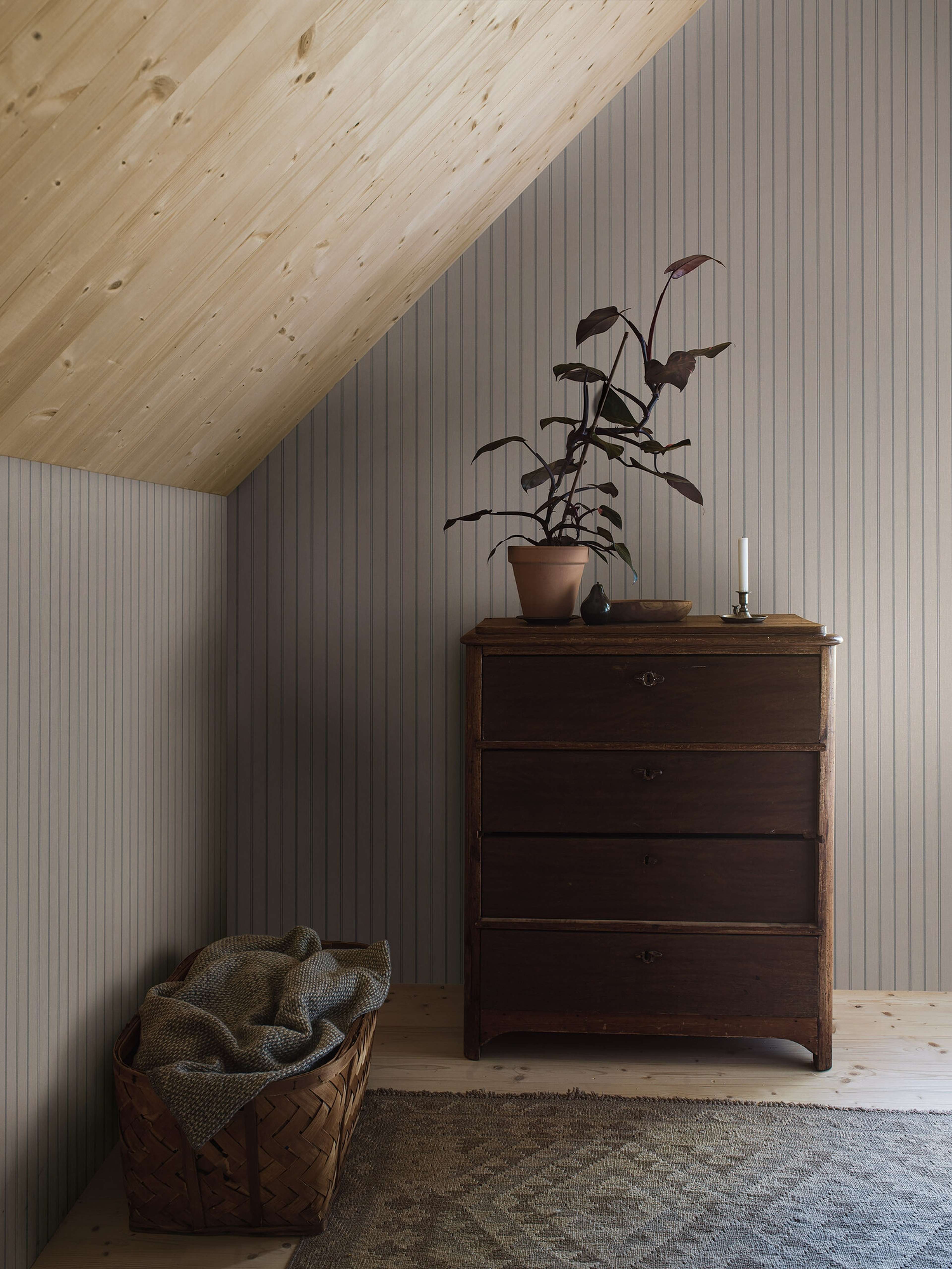 Woodland Stripe tapet med randigt mönster i grå. Från kollektionen Woodland. Nonwoven-material.
