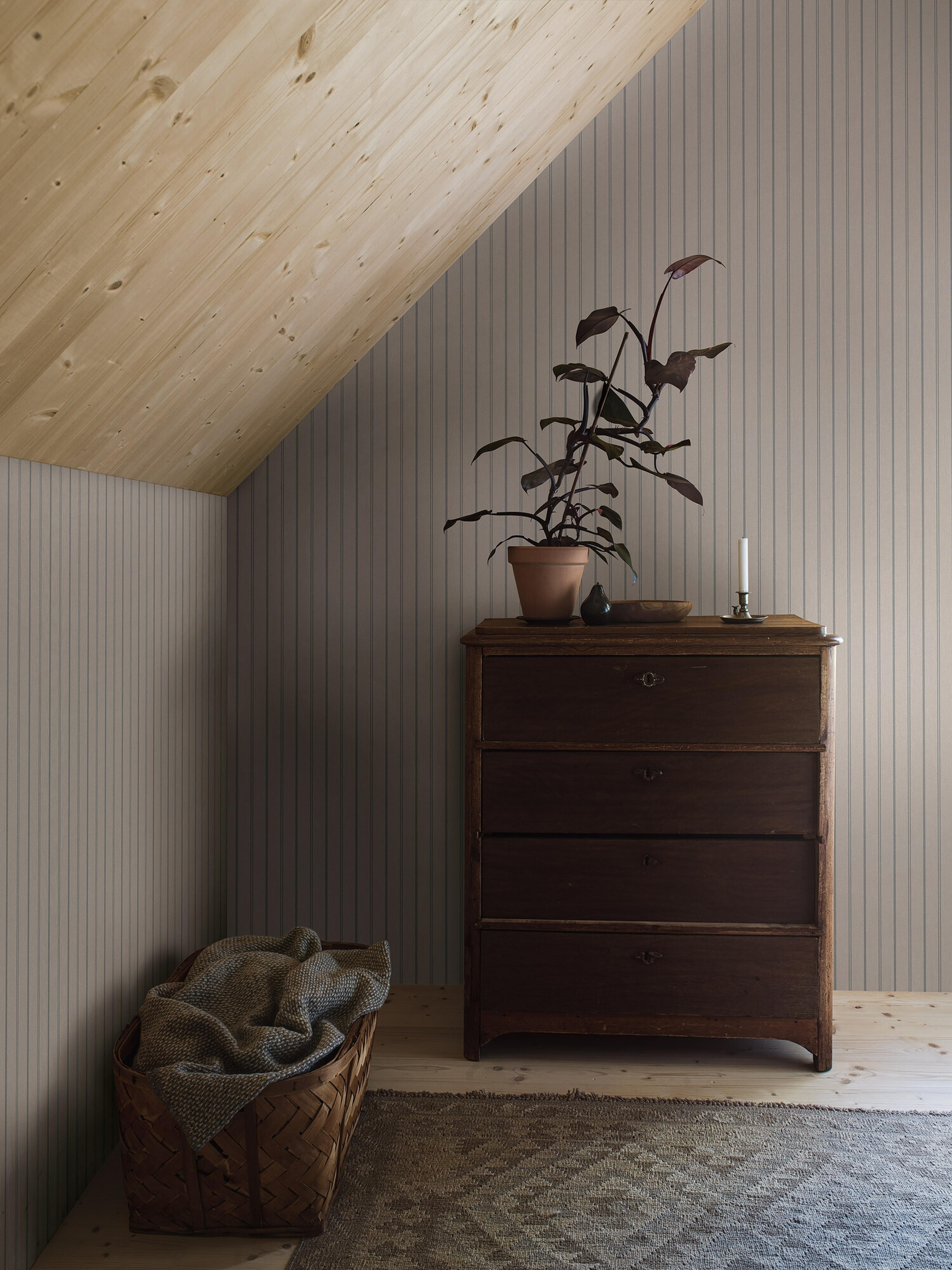 Woodland Stripe tapet med randigt mönster i grå. Från kollektionen Woodland. Nonwoven-material.