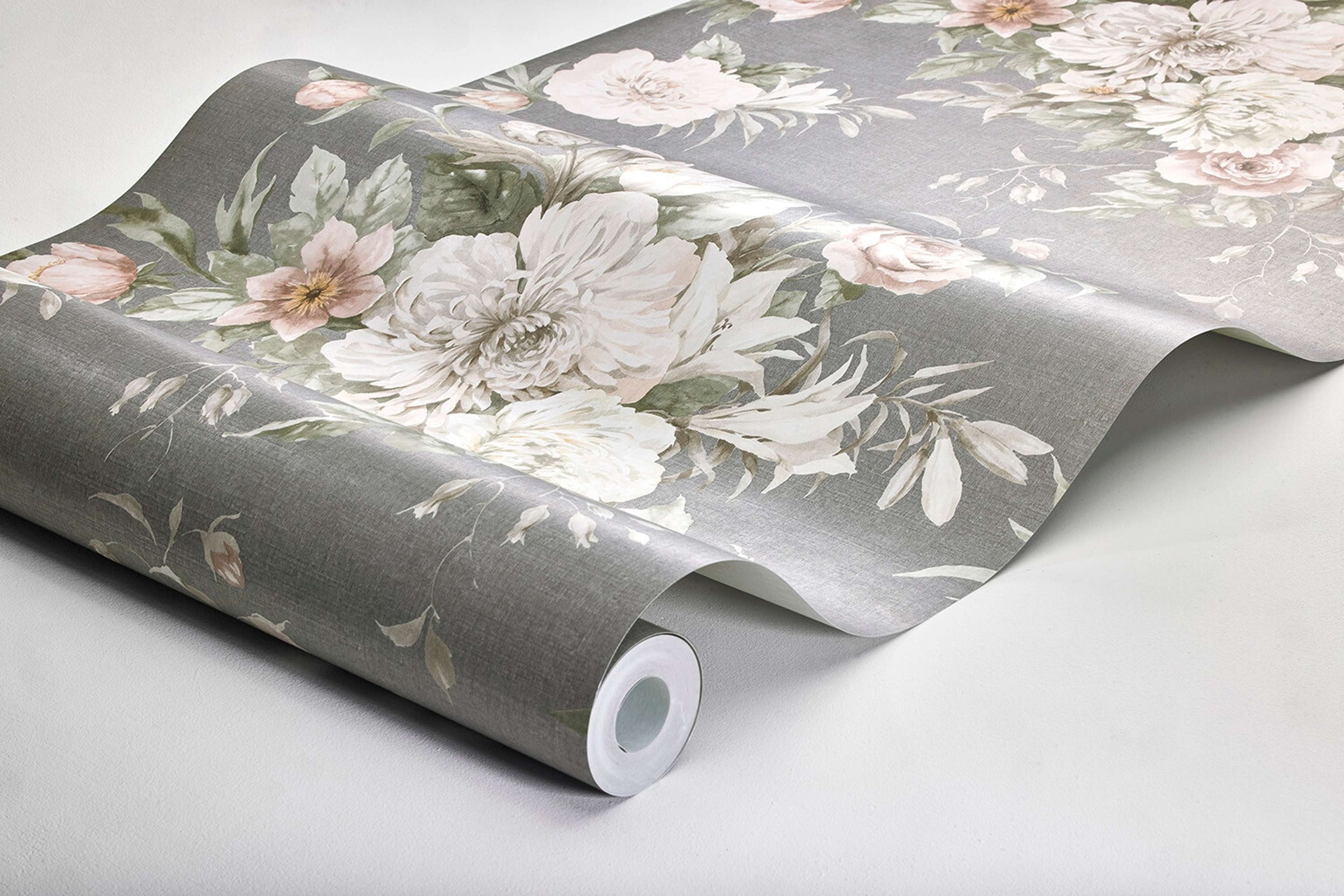 Floral Charm tapet tapet med blommigt mönster i grå. Från kollektionen Dreamy Escape. Nonwoven-material med förskjuten passning. Passar i vardagsrum och matsal.
