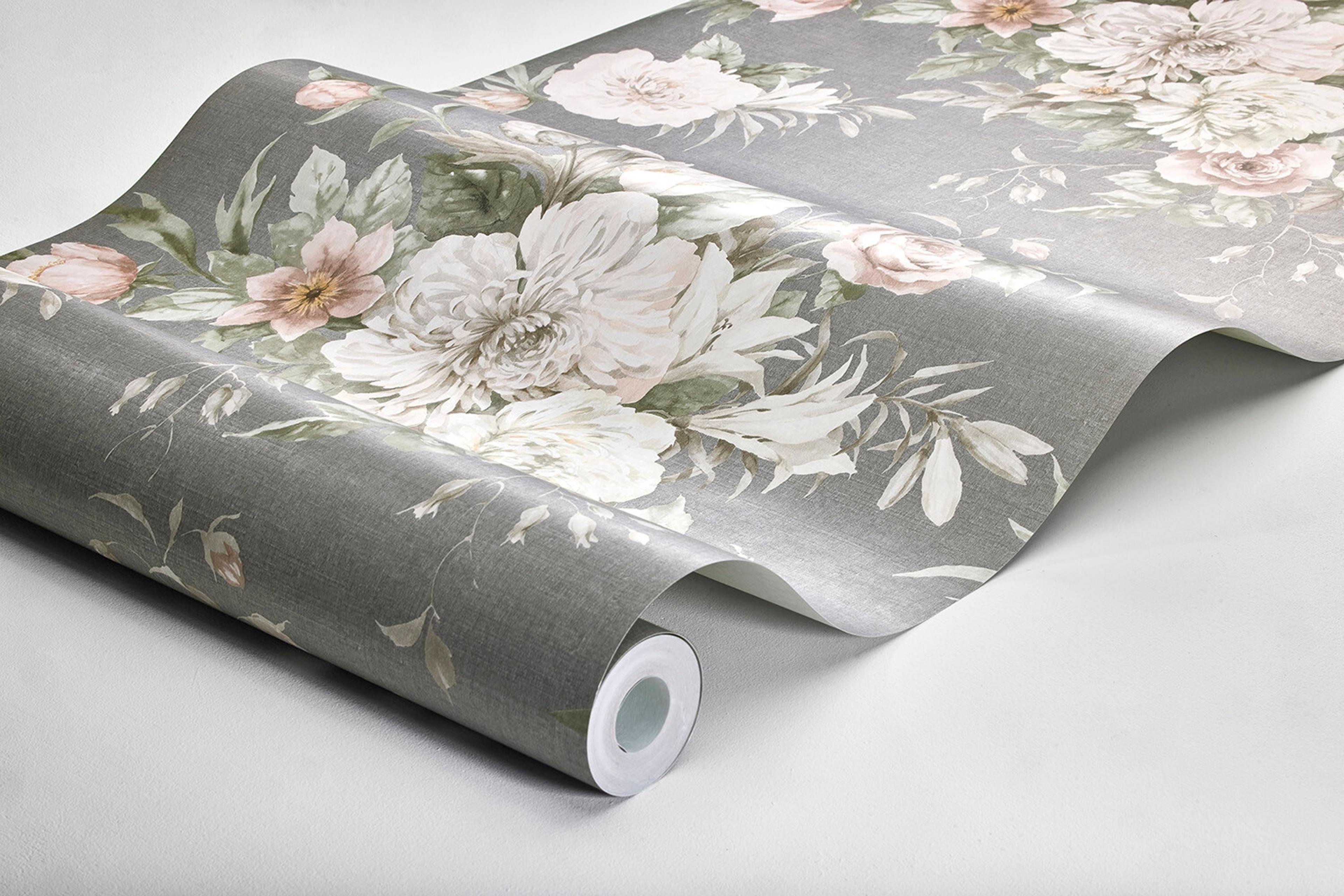 Floral Charm tapet tapet med blommigt mönster i grå. Från kollektionen Dreamy Escape. Nonwoven-material med förskjuten passning. Passar i vardagsrum och matsal.