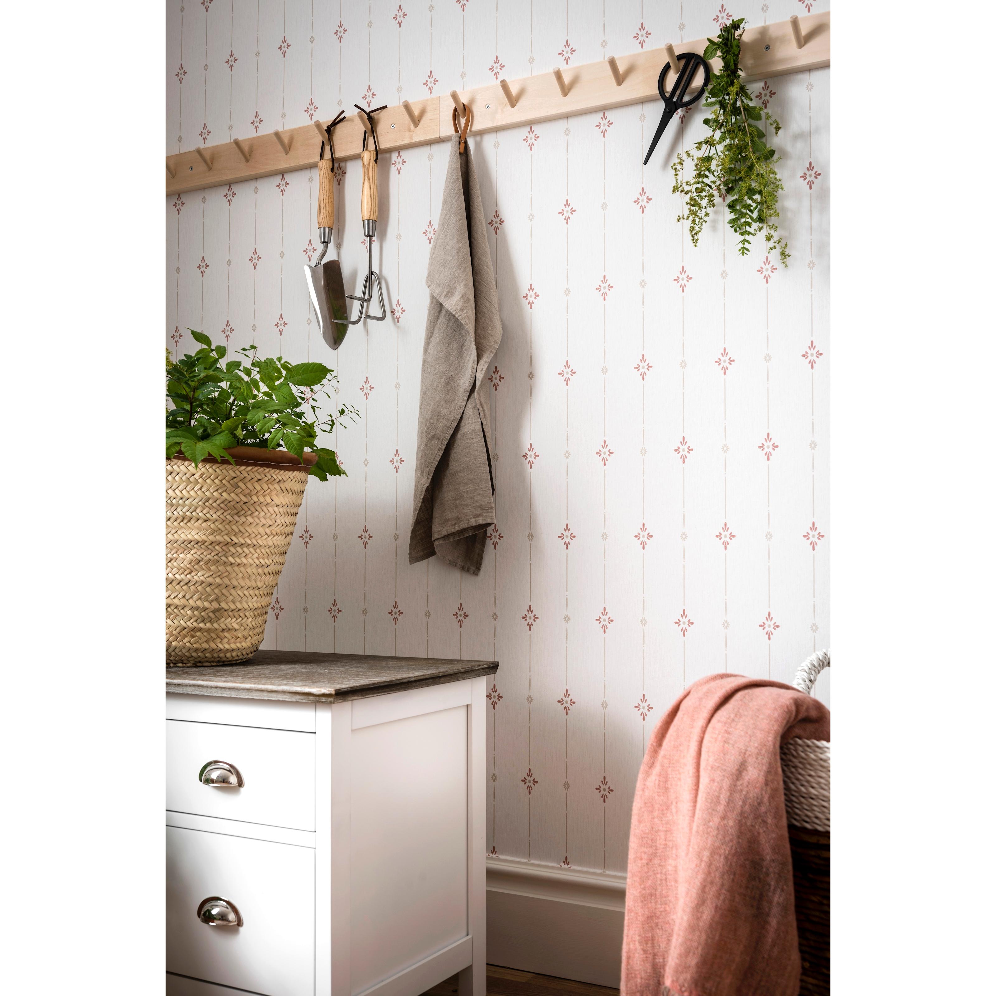 Britta, röd tapet från duro med randigt mönster i röd. Från kollektionen Duro 1900. Nonwoven-material med rak mönsterpassning.