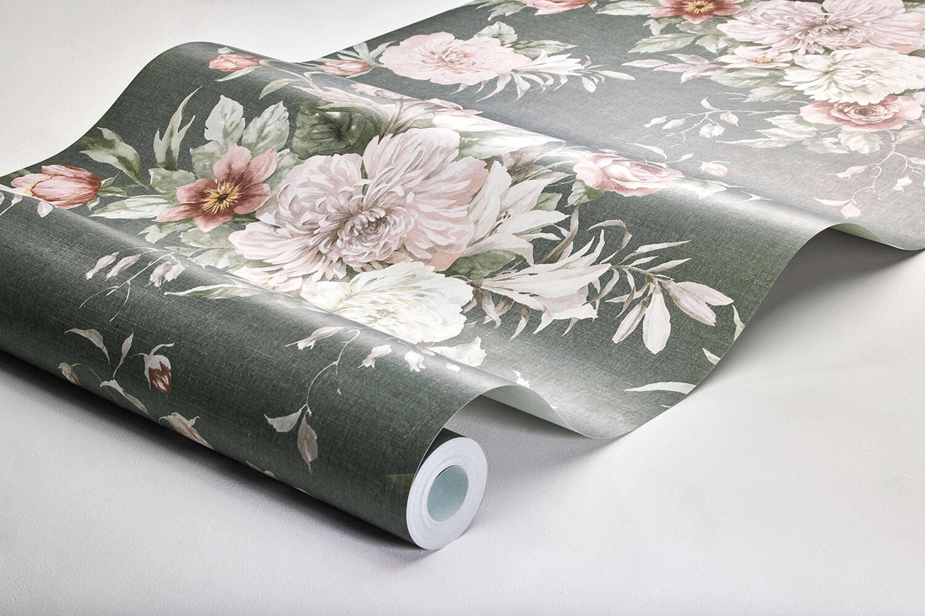 Floral Charm tapet tapet med blommigt mönster i grön. Från kollektionen Dreamy Escape. Nonwoven-material med förskjuten passning. Passar i vardagsrum och matsal.