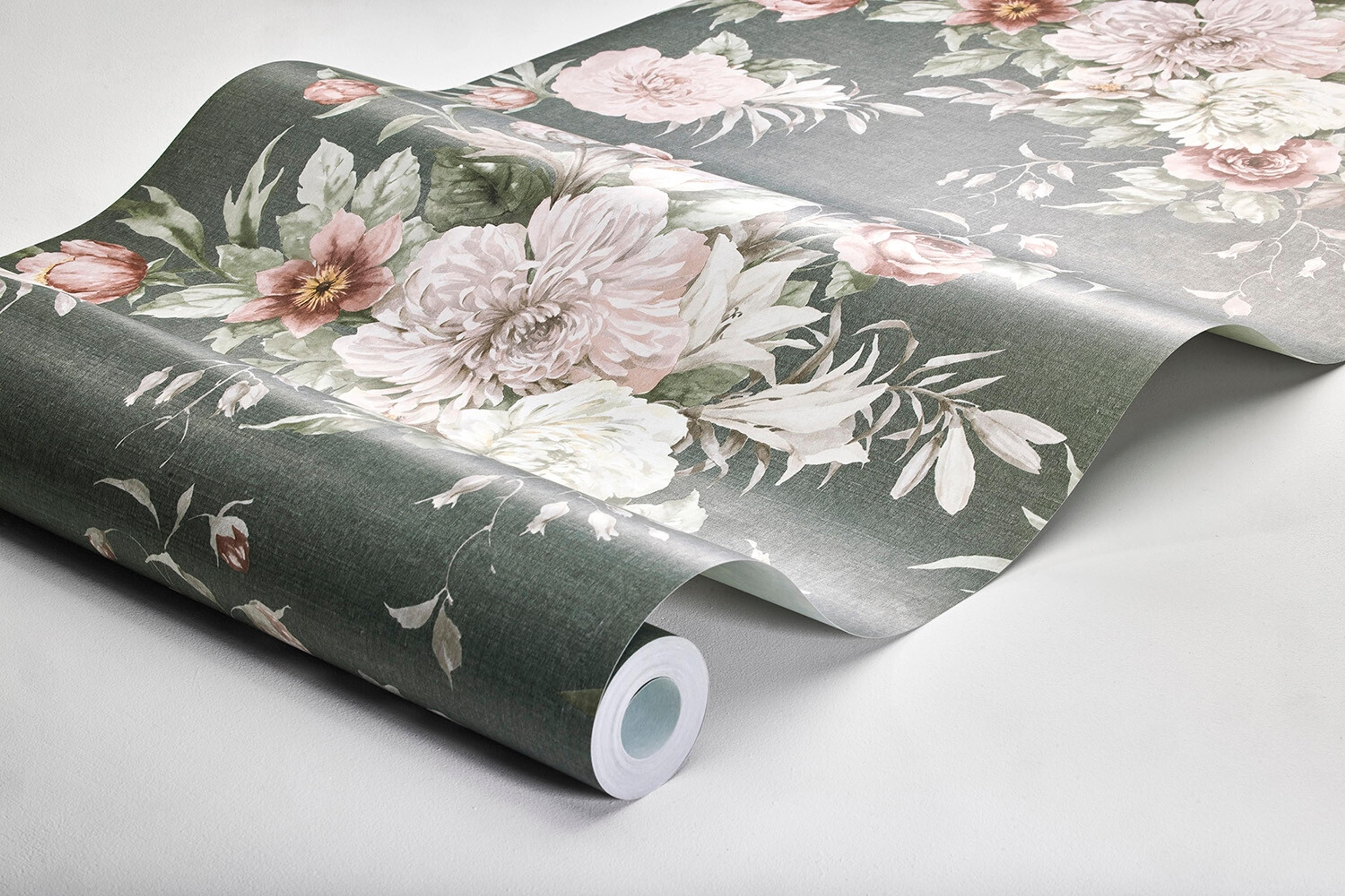 Floral Charm tapet tapet med blommigt mönster i grön. Från kollektionen Dreamy Escape. Nonwoven-material med förskjuten passning. Passar i vardagsrum och matsal.