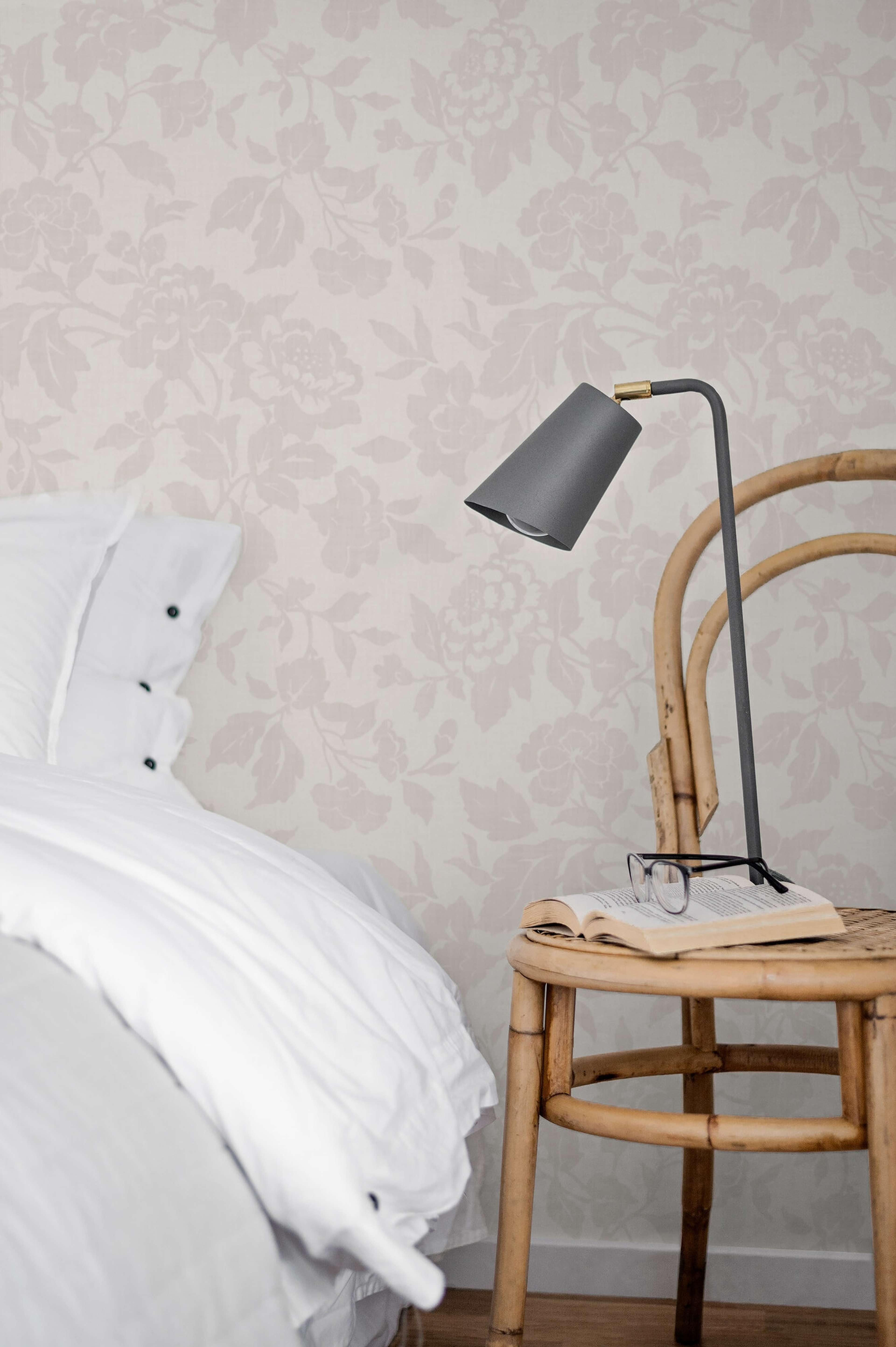 Borosan 21 8608 tapet med blommigt mönster i beige. Från kollektionen Borosan 21. Papper-material med rak passning.