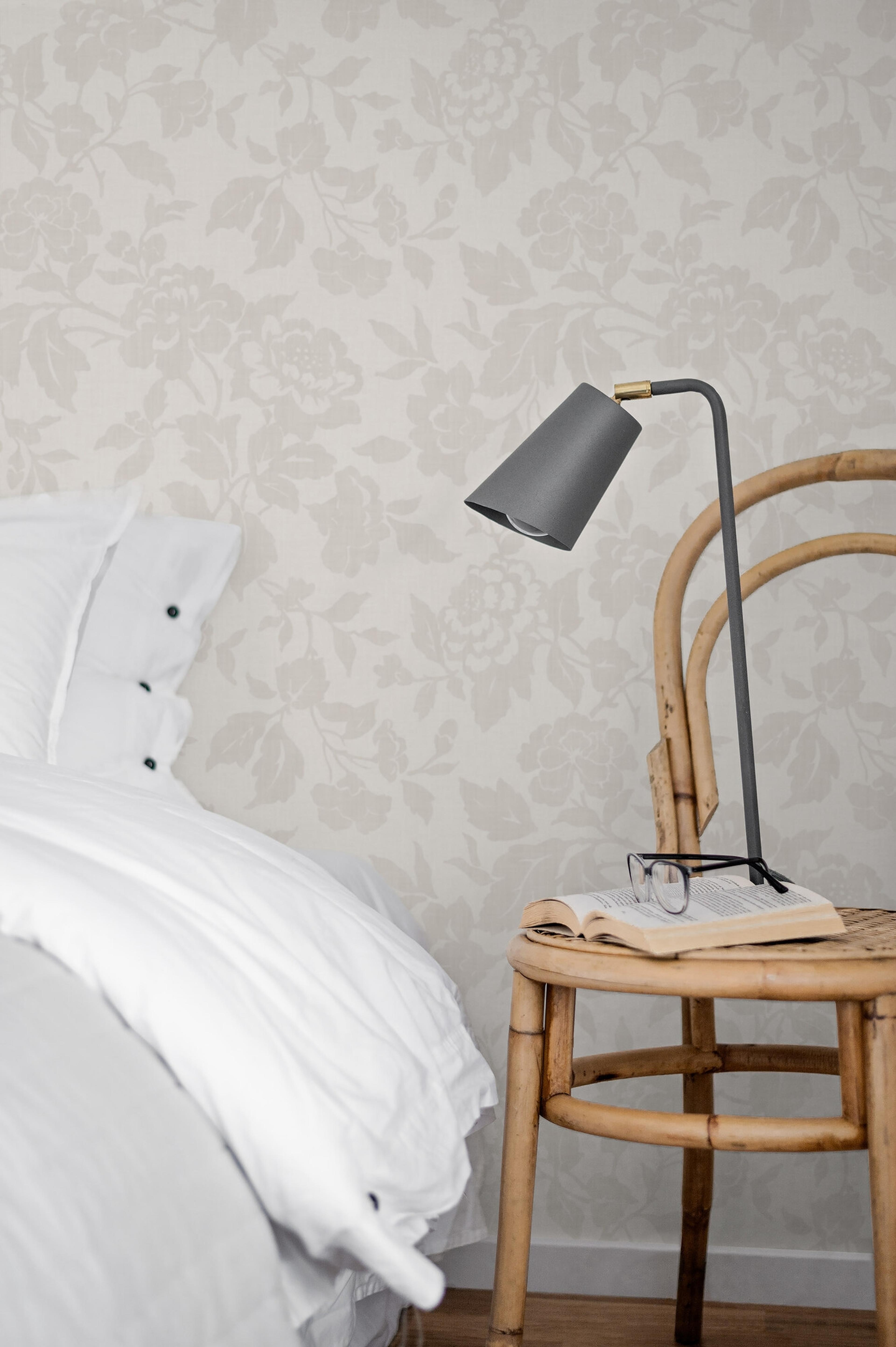 Borosan 21 8608 tapet med blommigt mönster i beige. Från kollektionen Borosan 21. Papper-material med rak passning.