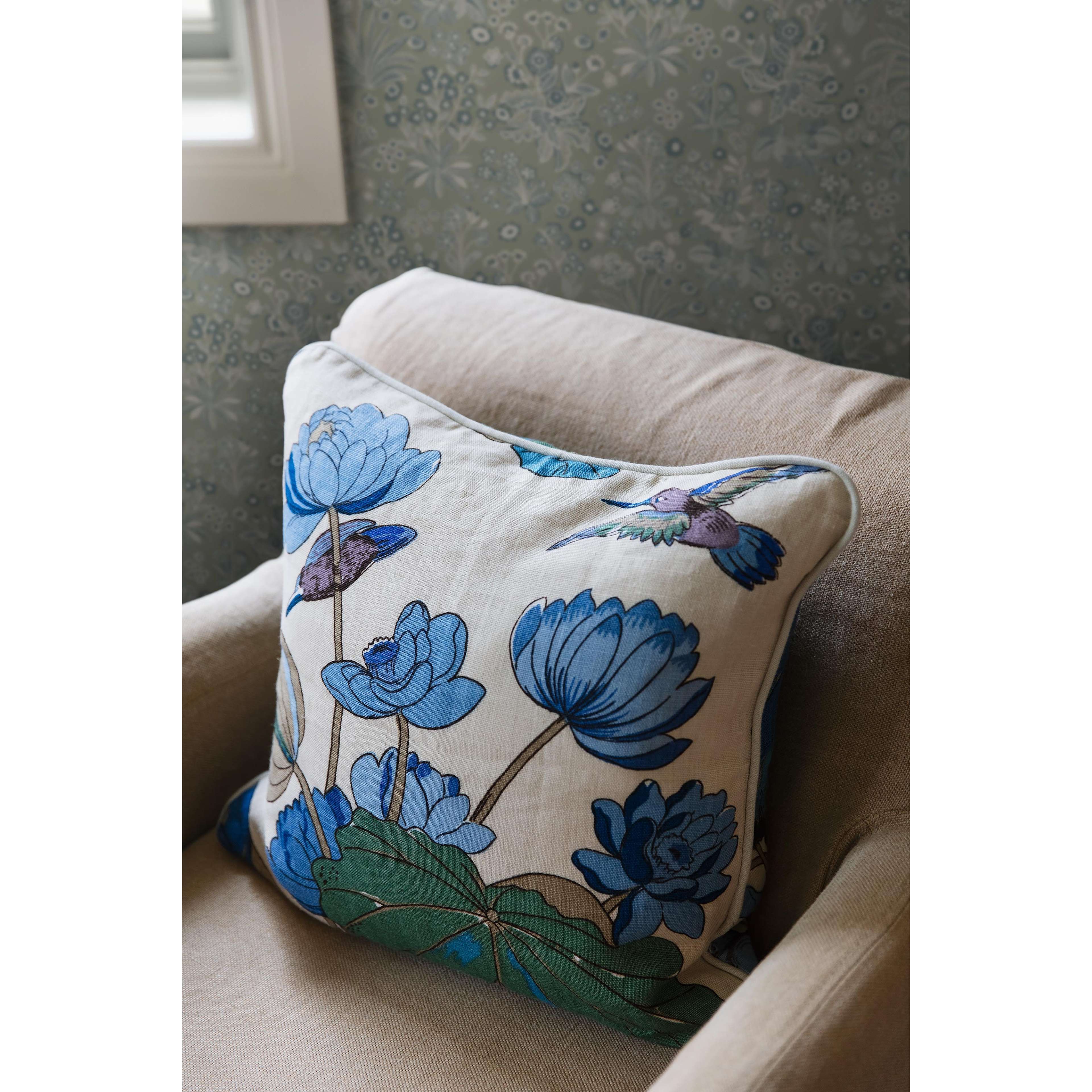 Tuva grön, tapet tapet med blommigt mönster i grön. Från kollektionen Nordic Folk. Nonwoven-material med rak passning. Passar i matsal.