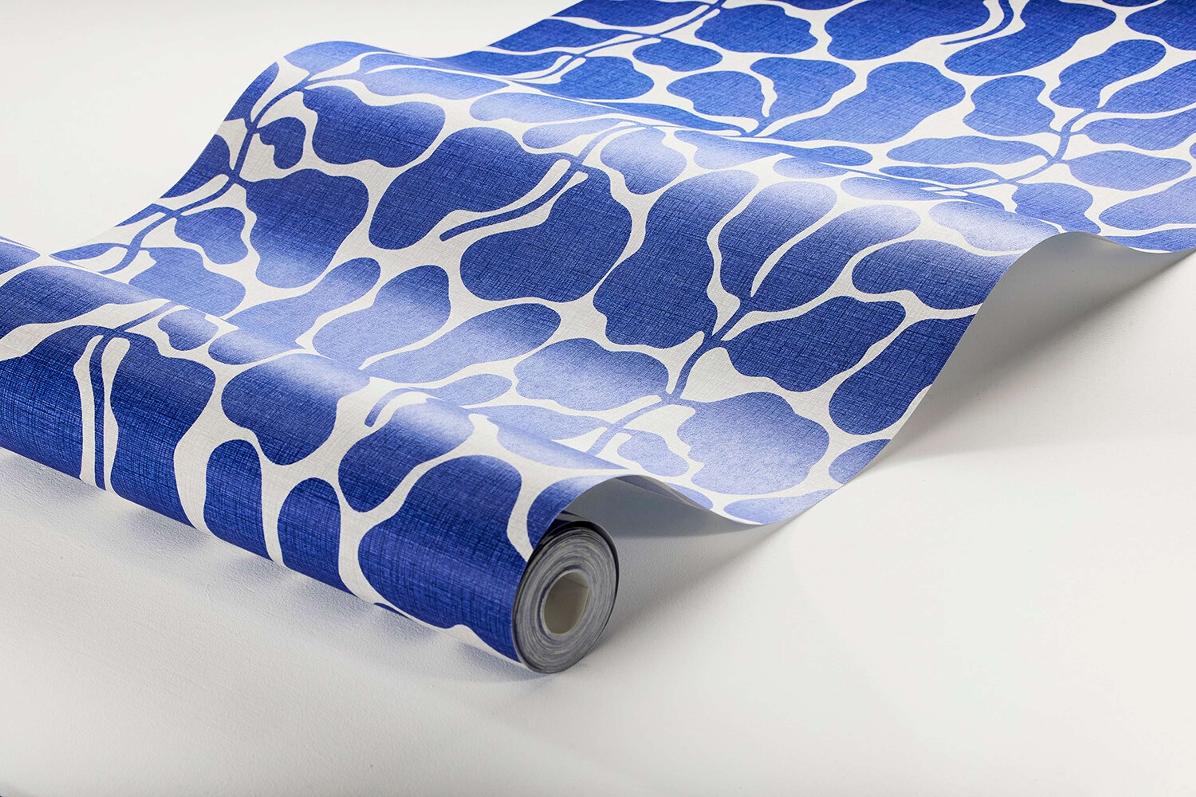 My Secret Garden blå, tapet tapet med botaniskt, grafiskt, retro mönster i blå. Från kollektionen swedish designers. Nonwoven-material med förskjuten passning.