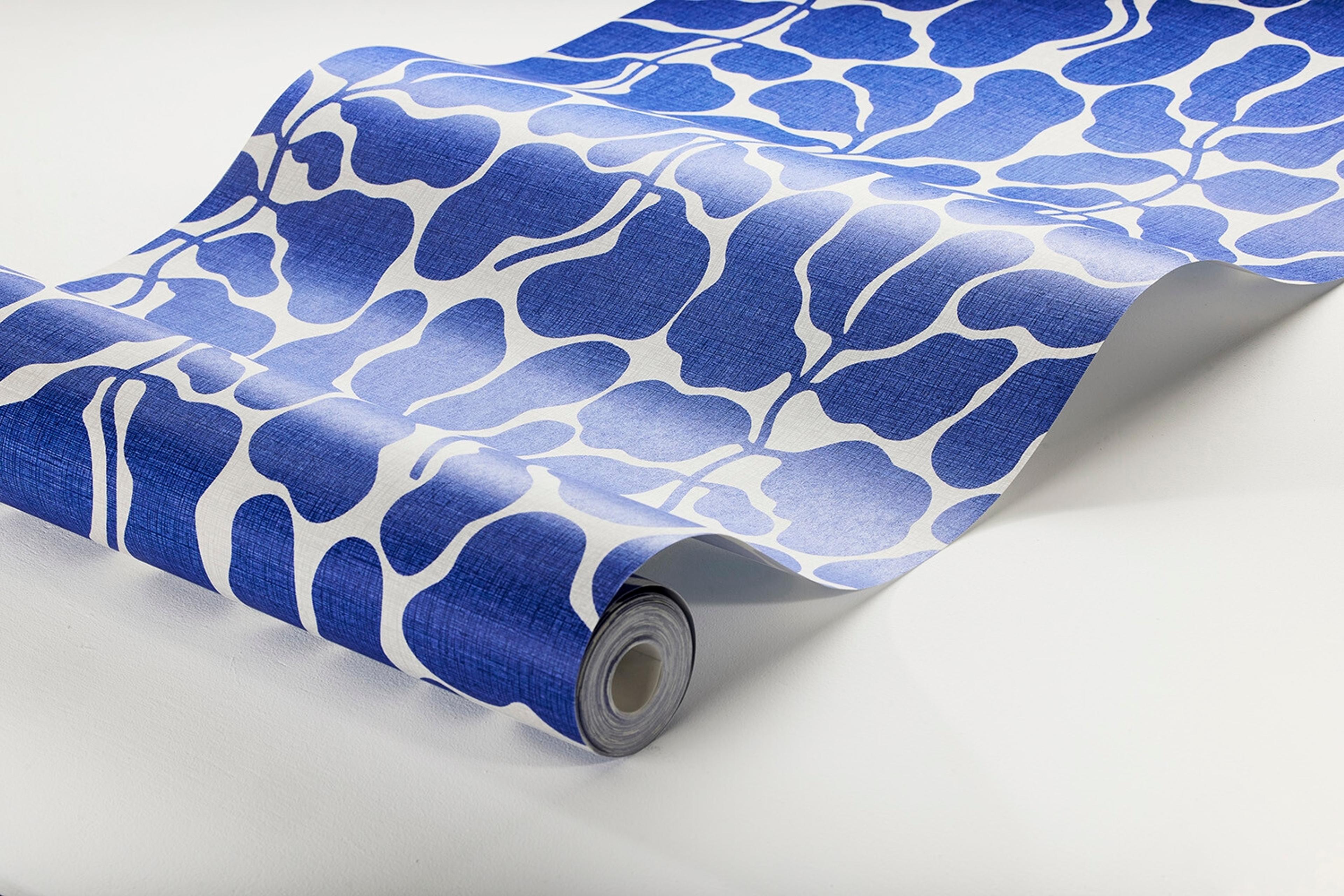 My Secret Garden blå, tapet tapet med botaniskt, grafiskt, retro mönster i blå. Från kollektionen swedish designers. Nonwoven-material med förskjuten passning.