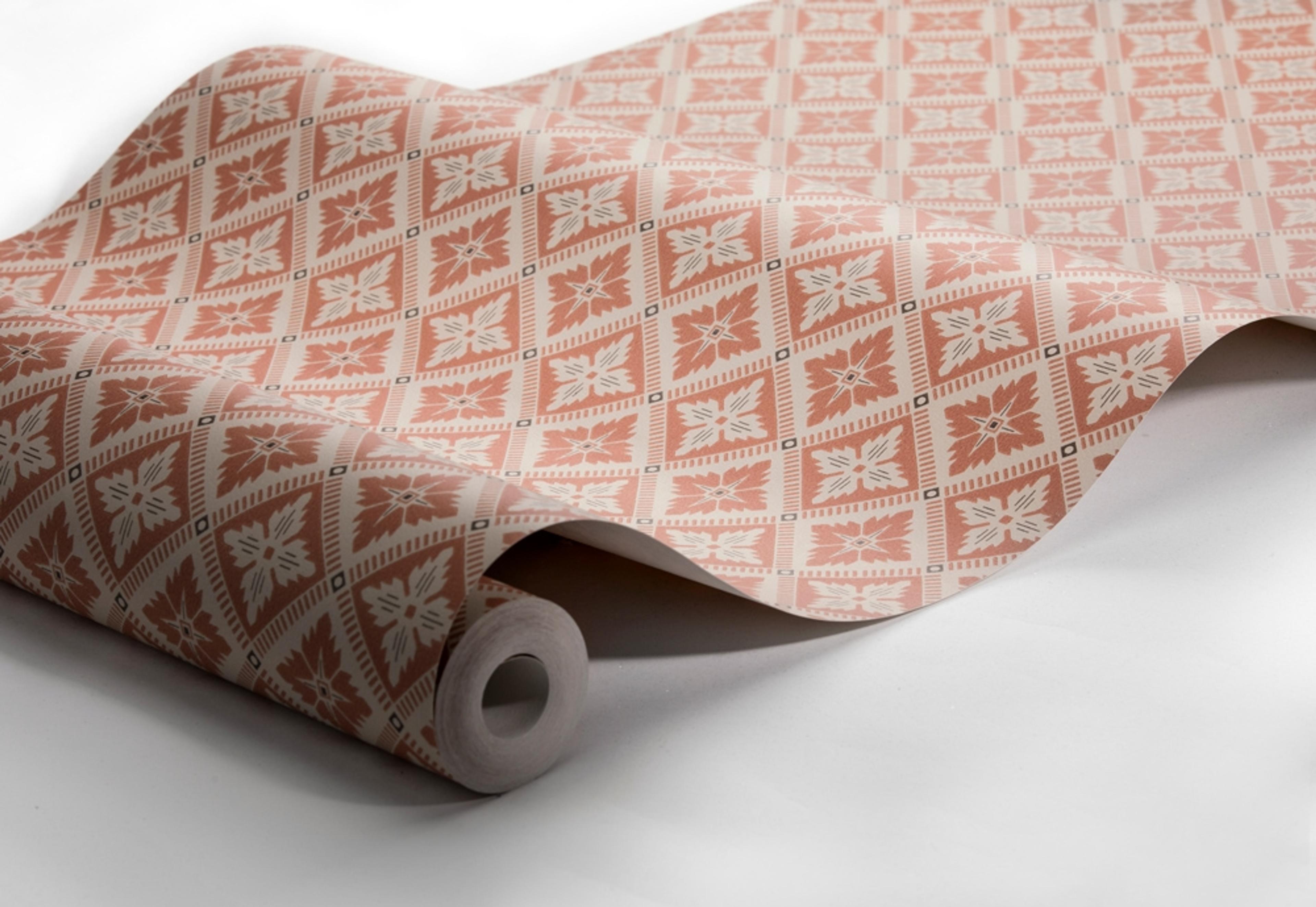 Loka, beige/roströd tapet från Boråstapeter med geometriskt mönster i röd, brun och beige. Från kollektionen anno. Nonwoven-material med rak passning. Passar i sovrum och matsal.