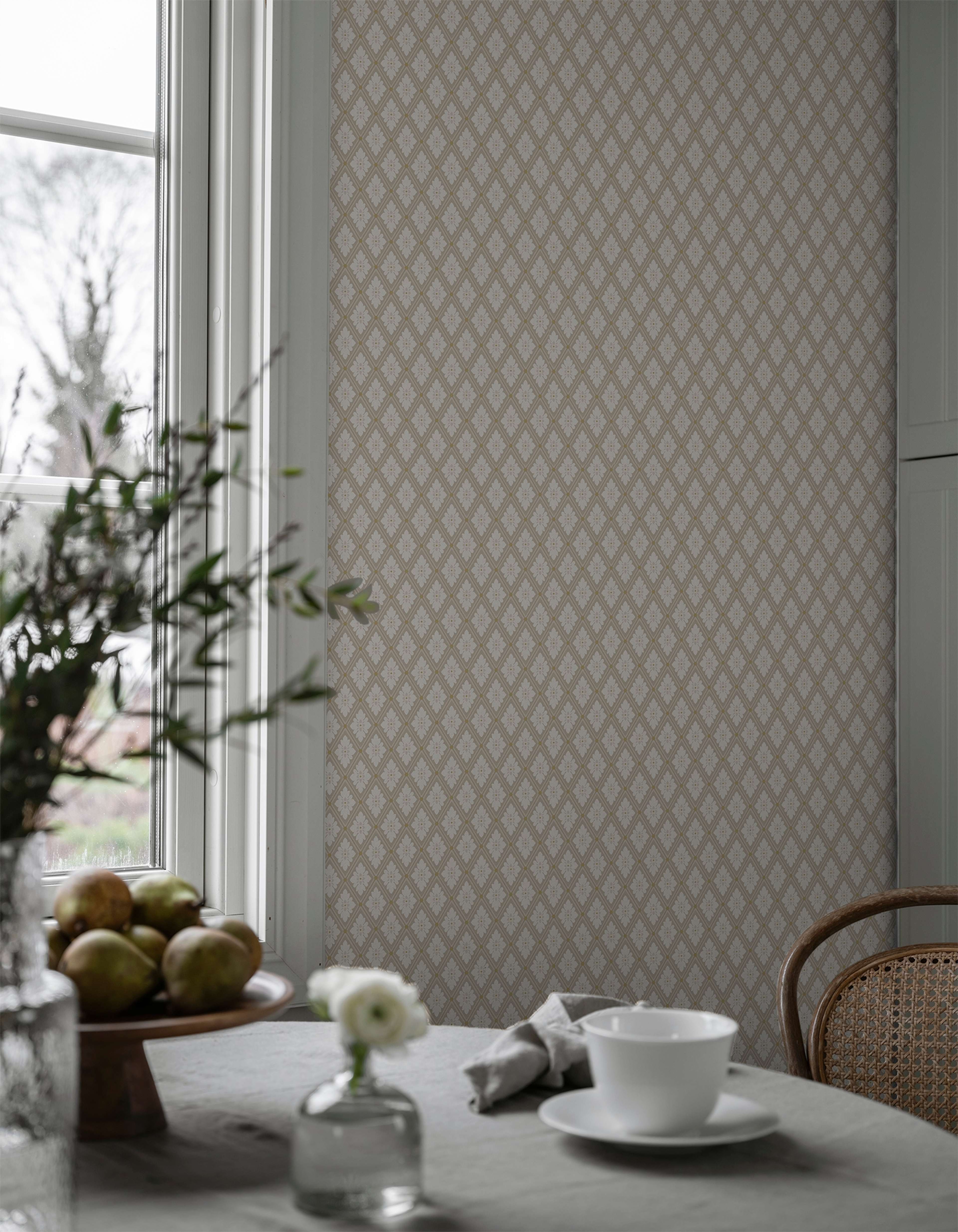 Selma Puderrosa tapet med rutigt mönster i rosa. Från kollektionen Flora. Nonwoven-material med rak passning.