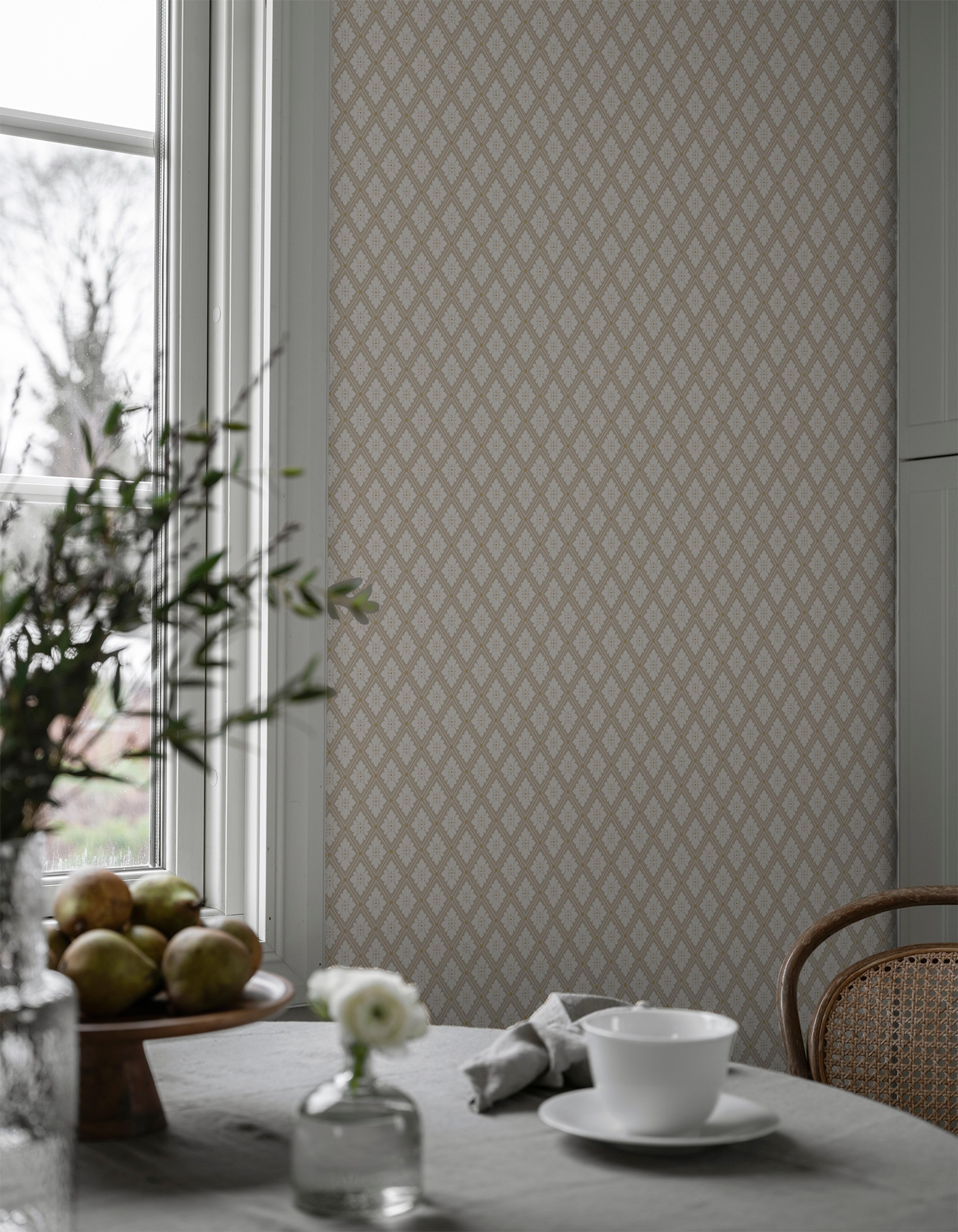 Selma Puderrosa tapet med rutigt mönster i rosa. Från kollektionen Flora. Nonwoven-material med rak passning.