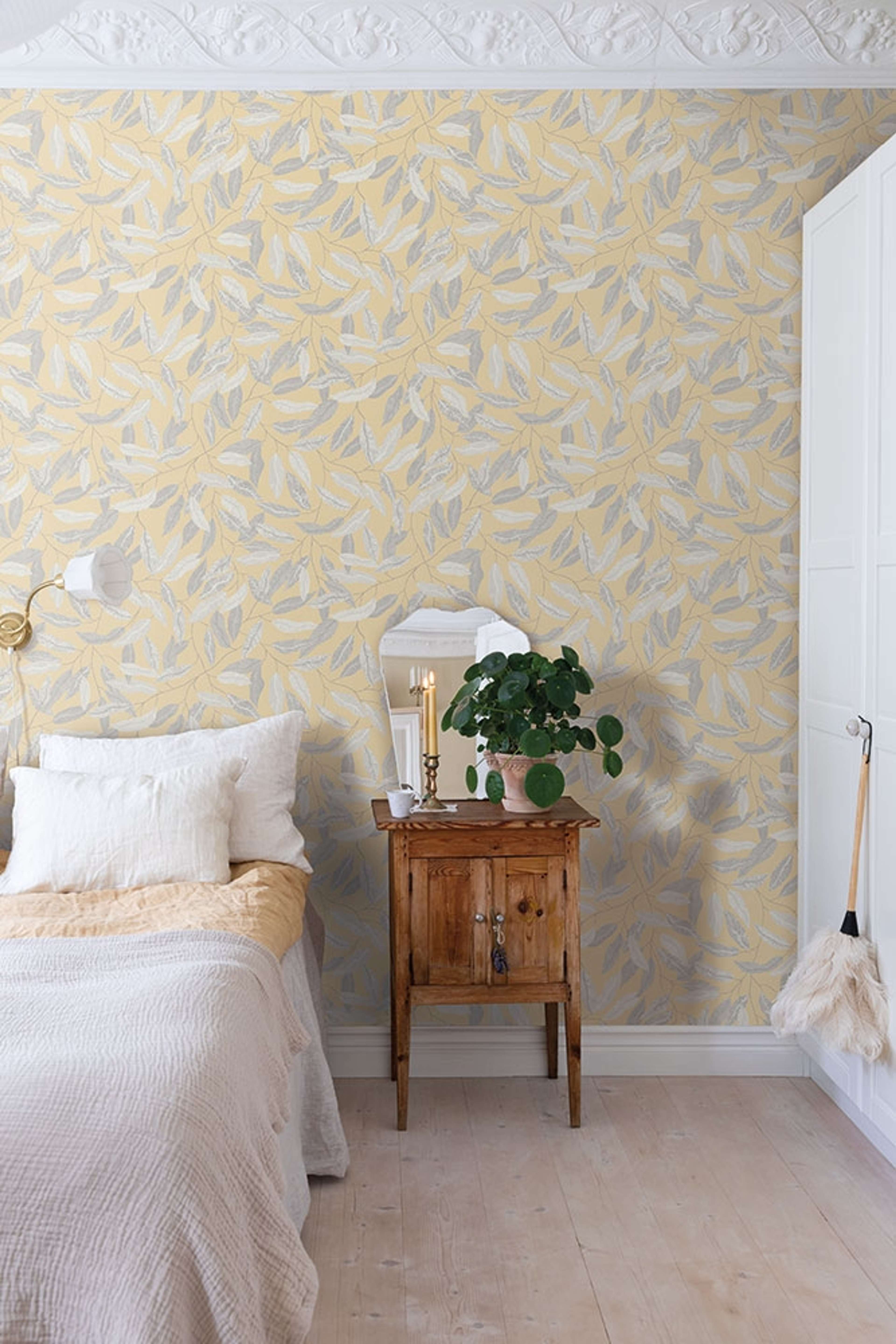 Florian tapet med botaniskt mönster i gul. Från kollektionen skogsgläntan. Nonwoven-material med förskjuten passning. Country-stil. Passar i vardagsrum, sovrum och matsal.