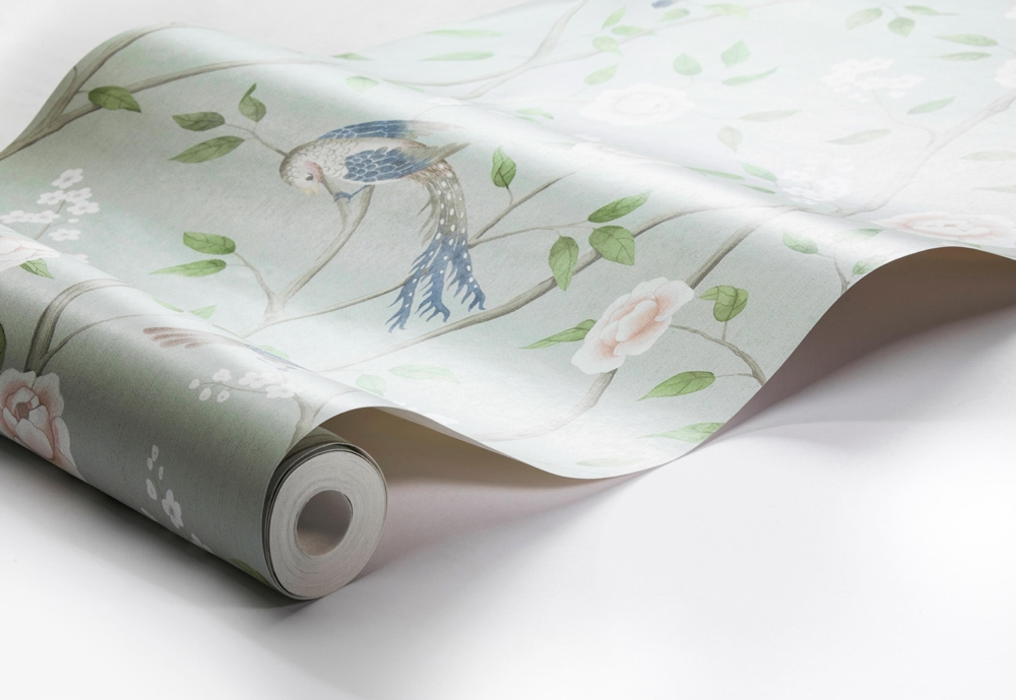 Paradise Birds tapet tapet från Boråstapeter med djur, blommigt mönster i turkos. Från kollektionen Dreamy Escape. Nonwoven-material med förskjuten passning. City-stil. Passar i vardagsrum och matsal.