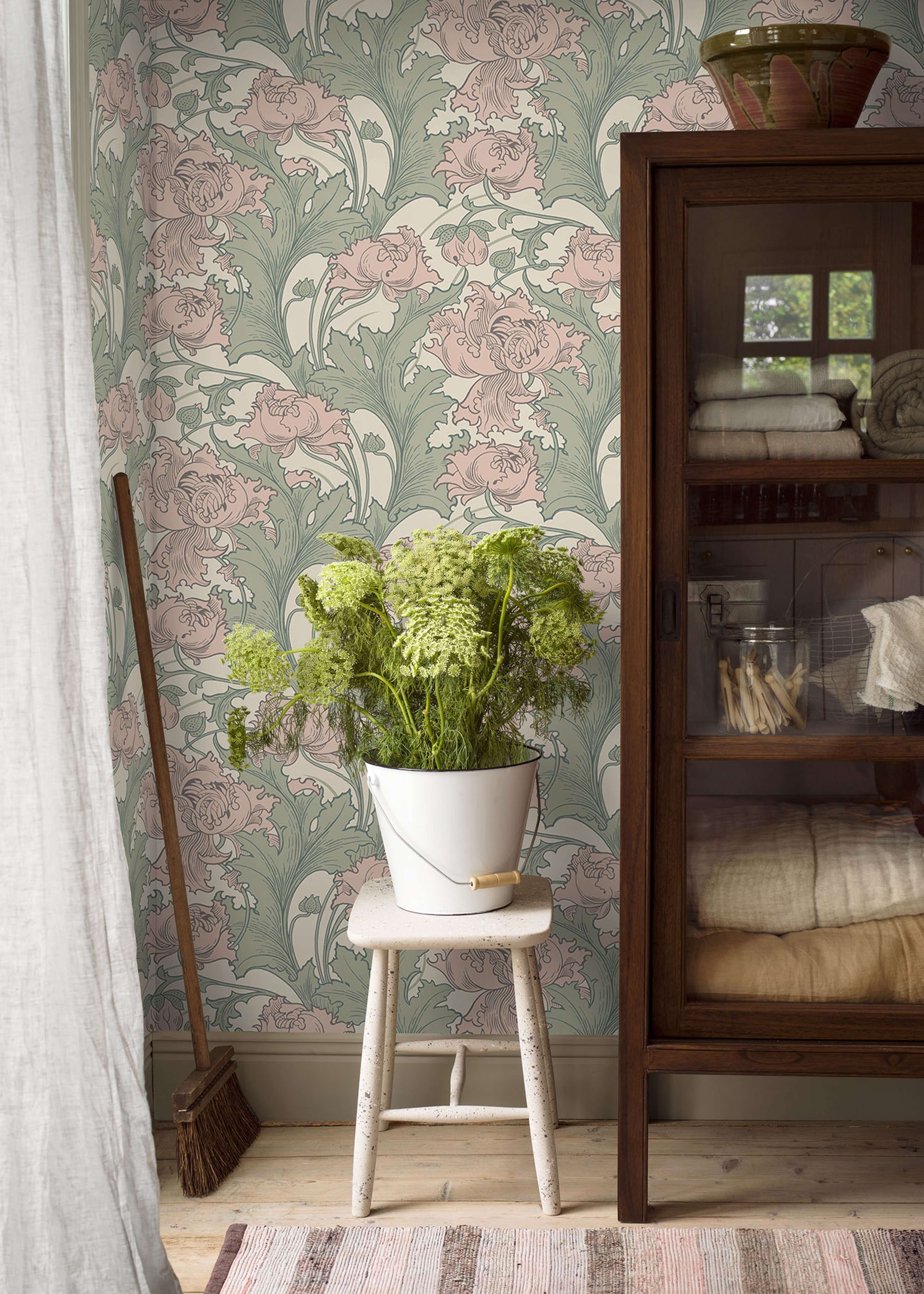 Siri tapet från Boråstapeter med botaniskt mönster i rosa och grön. Från kollektionen anno. Nonwoven-material med förskjuten passning. Country-stil. Passar i sovrum och matsal.